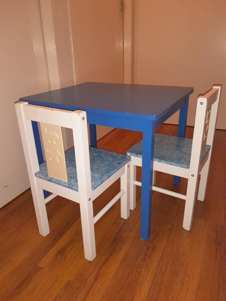 2 kinderstoeltjes met tafeltje, Kinderen en Baby's, Kinderkamer | Tafels en Stoelen, Ophalen, Gebruikt, Tafel(s) en Stoel(en)
