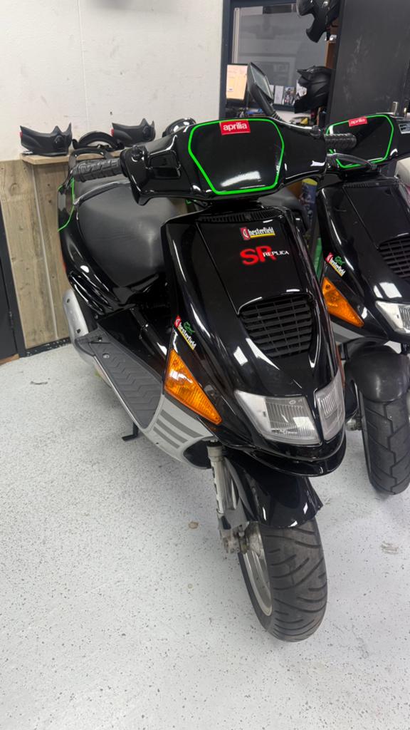 2x aprilia sr max biaggi replica 1996 lc, Fietsen en Brommers, Scooters | Aprilia, Ophalen, Zo goed als nieuw, Benzine, SR 50