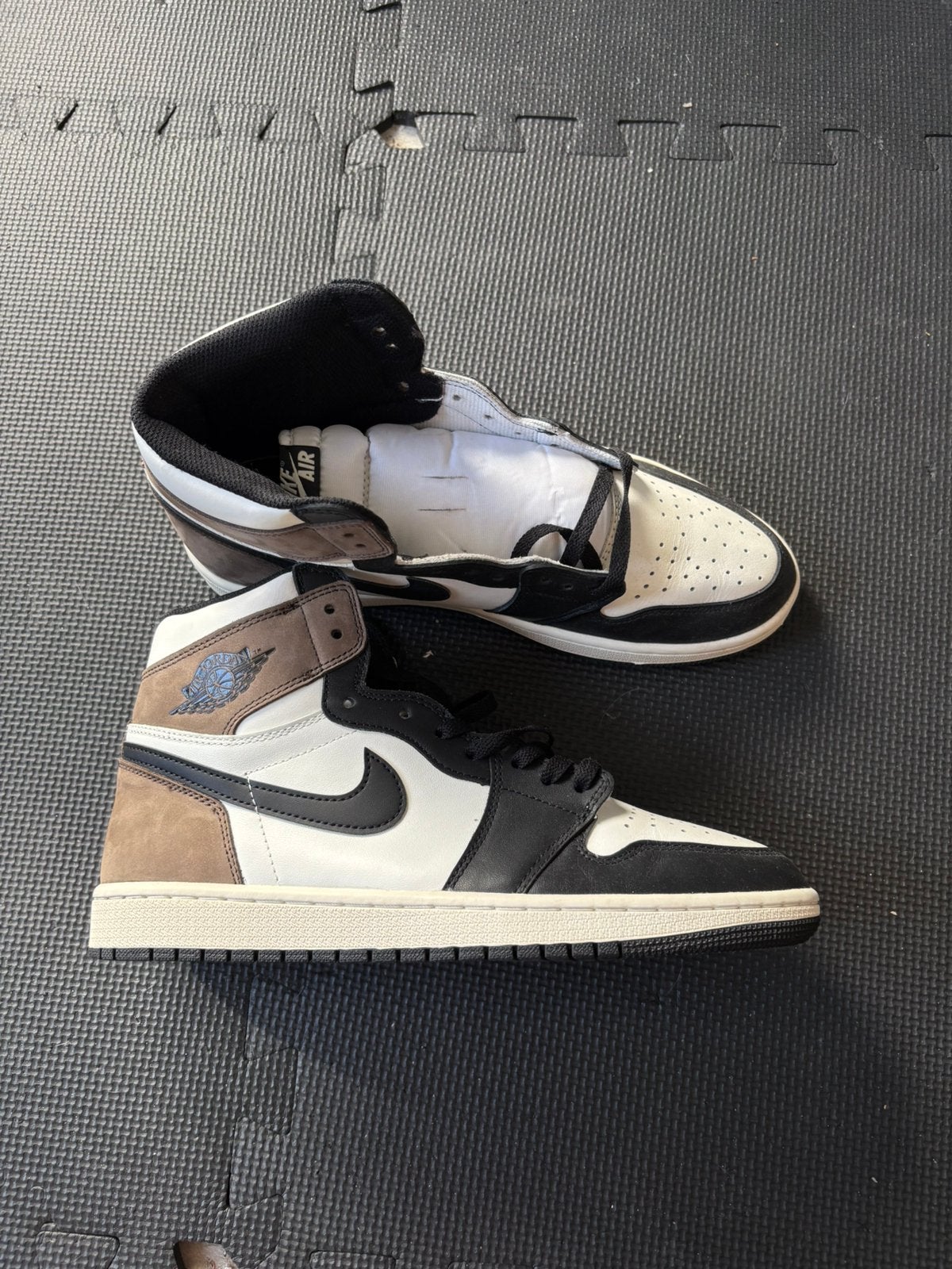 Nike Air Jordan 1 ‘Mocha’, Kleding | Heren, Schoenen, Ophalen of Verzenden, Zo goed als nieuw, Bruin