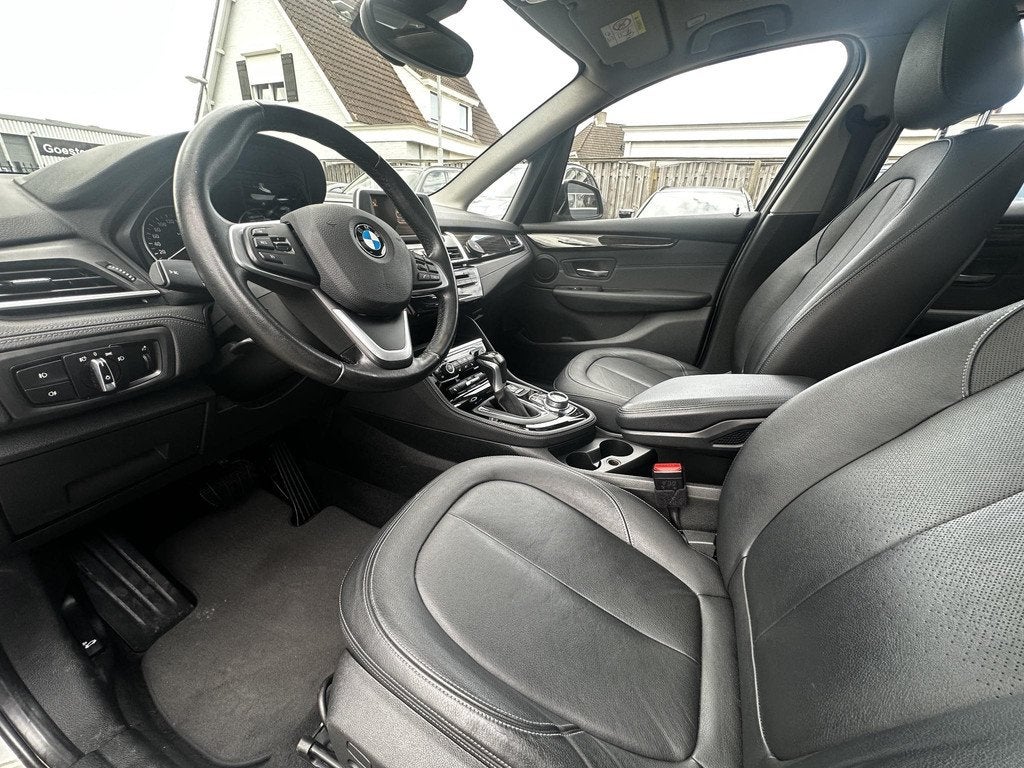 BMW 2-serie Active Tourer 220i Centennial High Executive, Auto's, BMW, 1998 cc, 730 kg, Gebruikt, Leder