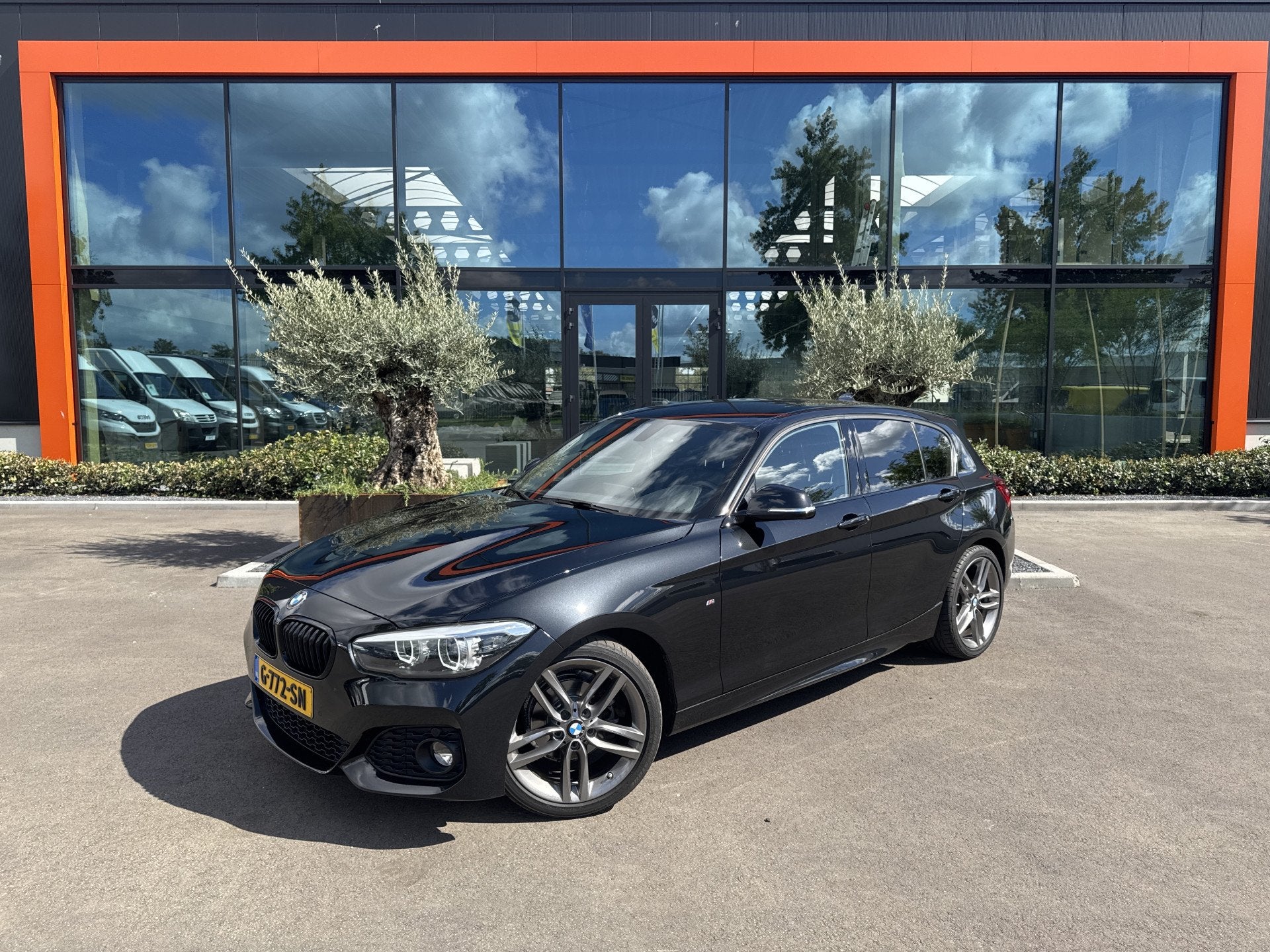 BMW 1-serie 118i Edition M Sport Shadow High Executive. Appl, Auto's, Gebruikt, Zwart, Bedrijf, 650 kg