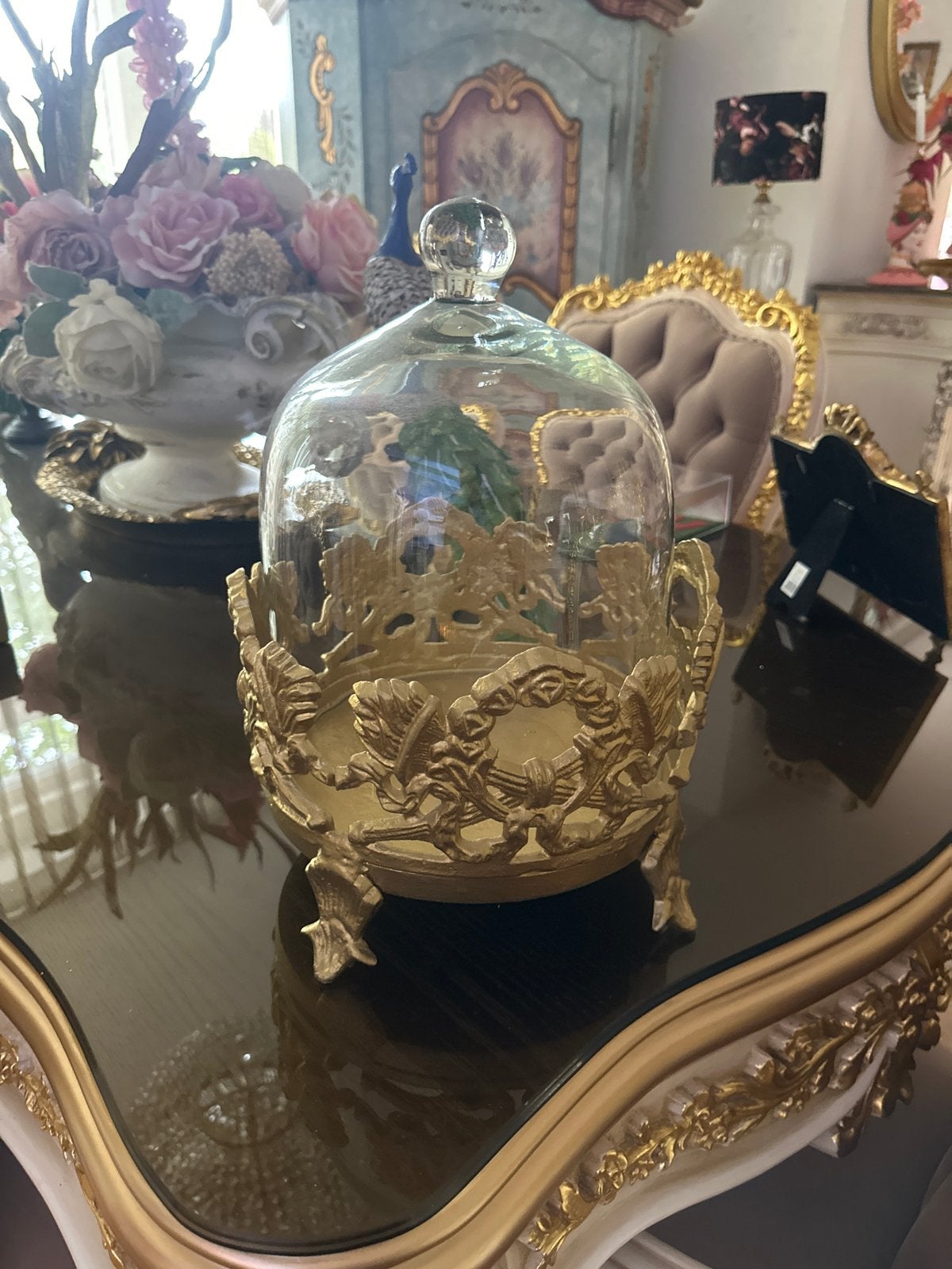 Decoratieve glazen stolp met gouden voet, Ophalen