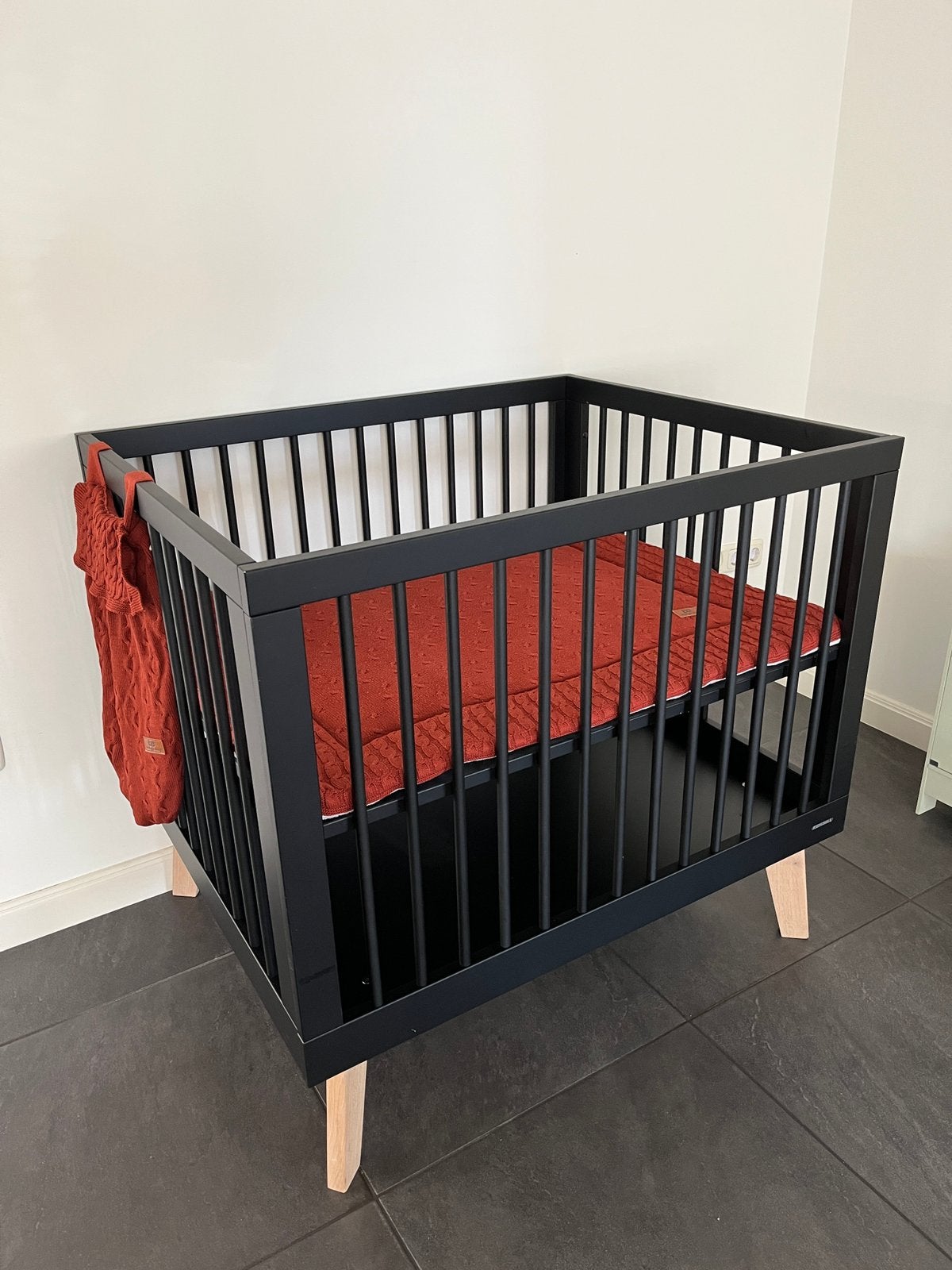 Kidsmill Sixties box matzwart met blank eiken onderstel, Kinderen en Baby's, Boxen, Ophalen, Zo goed als nieuw, Rechthoekig, In hoogte verstelbaar