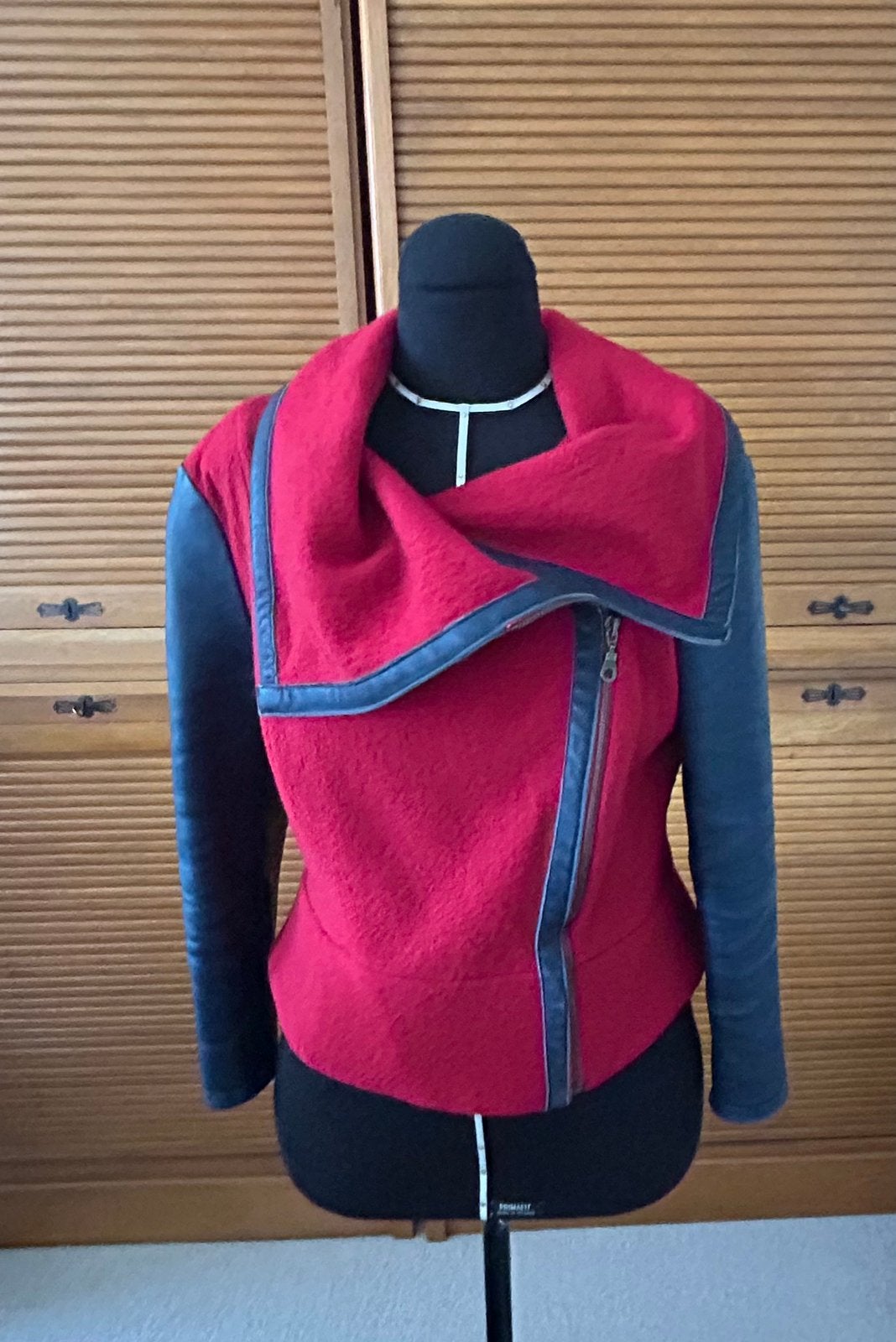 Rood wollen jack met leren mouwen, Ophalen of Verzenden, Zo goed als nieuw, Maat 38/40 (M), Rood
