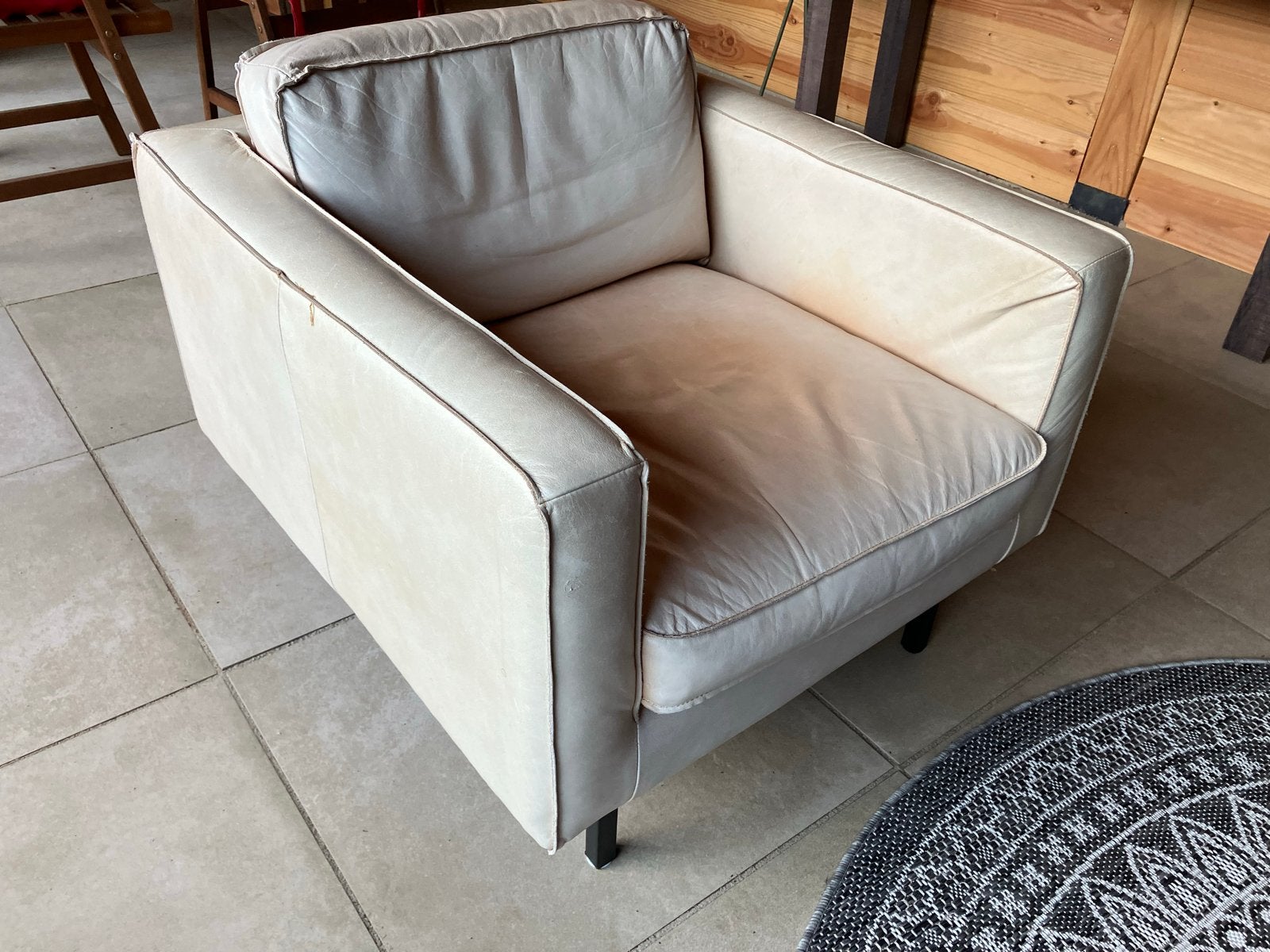 Comfortabele fauteuil - Crèmekleurig leer, Huis en Inrichting, Fauteuils, Ophalen, Gebruikt, Leer, 75 tot 100 cm
