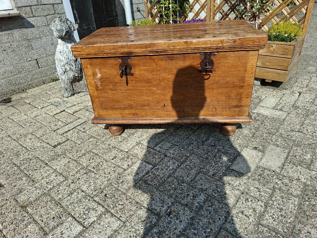 ruim 150 jaar oude handgemaakte houten kist met 2 sleutels, Ophalen of Verzenden
