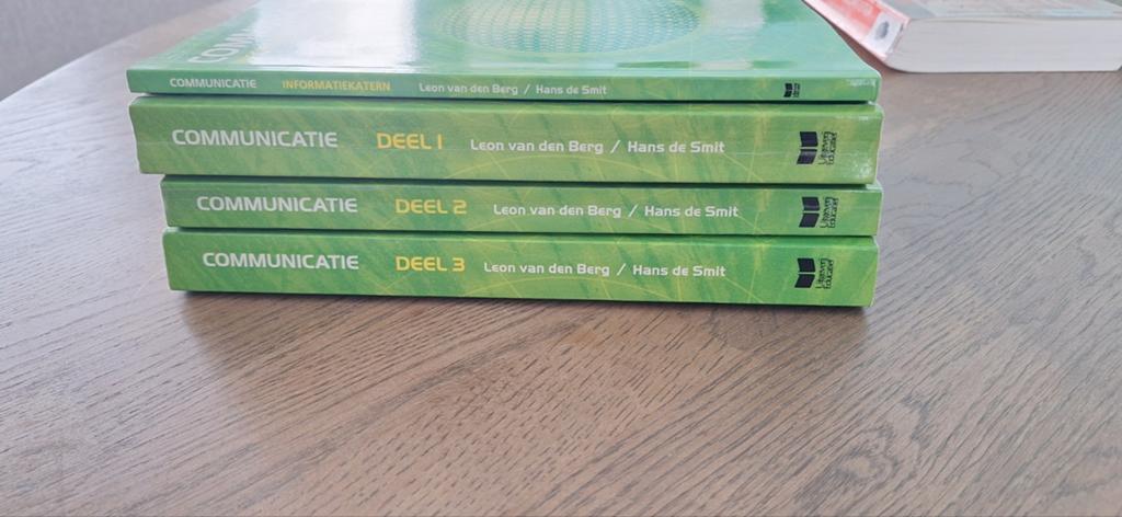 Communicatie deel 1, 2, 3 en info katern. Fijne studieboeken, Gelezen, Leon van den Berg Hans de Smit, Beta, HBO