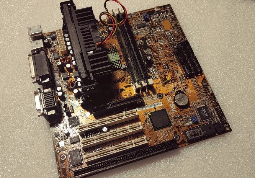 Asus P2B VM / P3 550 / 512MB / GF 2MX200 32MB, Computers en Software, Vintage Computers, Ophalen of Verzenden, ASUS
