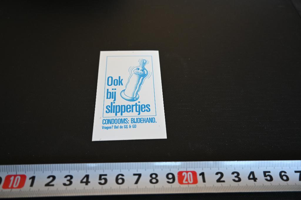 sticker ook bij slippertjes: condooms bijdehand GG & GD, Ophalen, Zo goed als nieuw