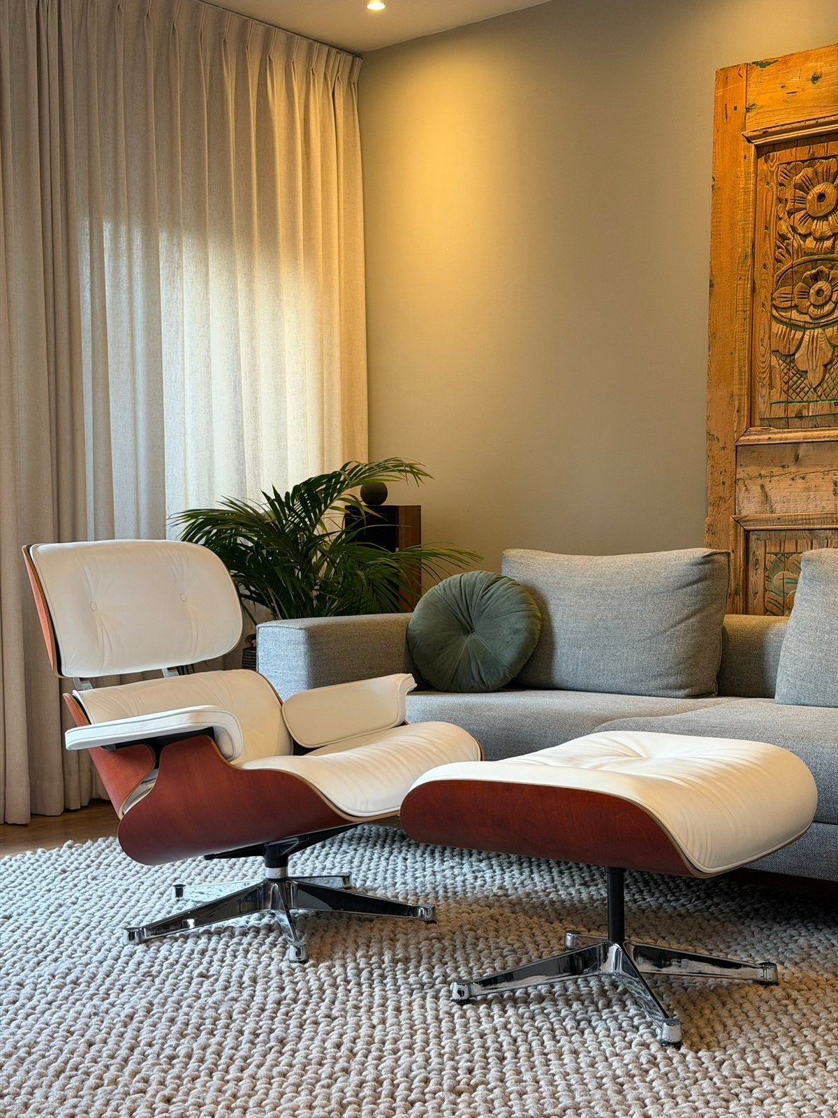 Vitra Eames Lounge Chair met Ottoman, Huis en Inrichting, Fauteuils, Zo goed als nieuw, Leer, Metaal, Overige materialen, 75 tot 100 cm