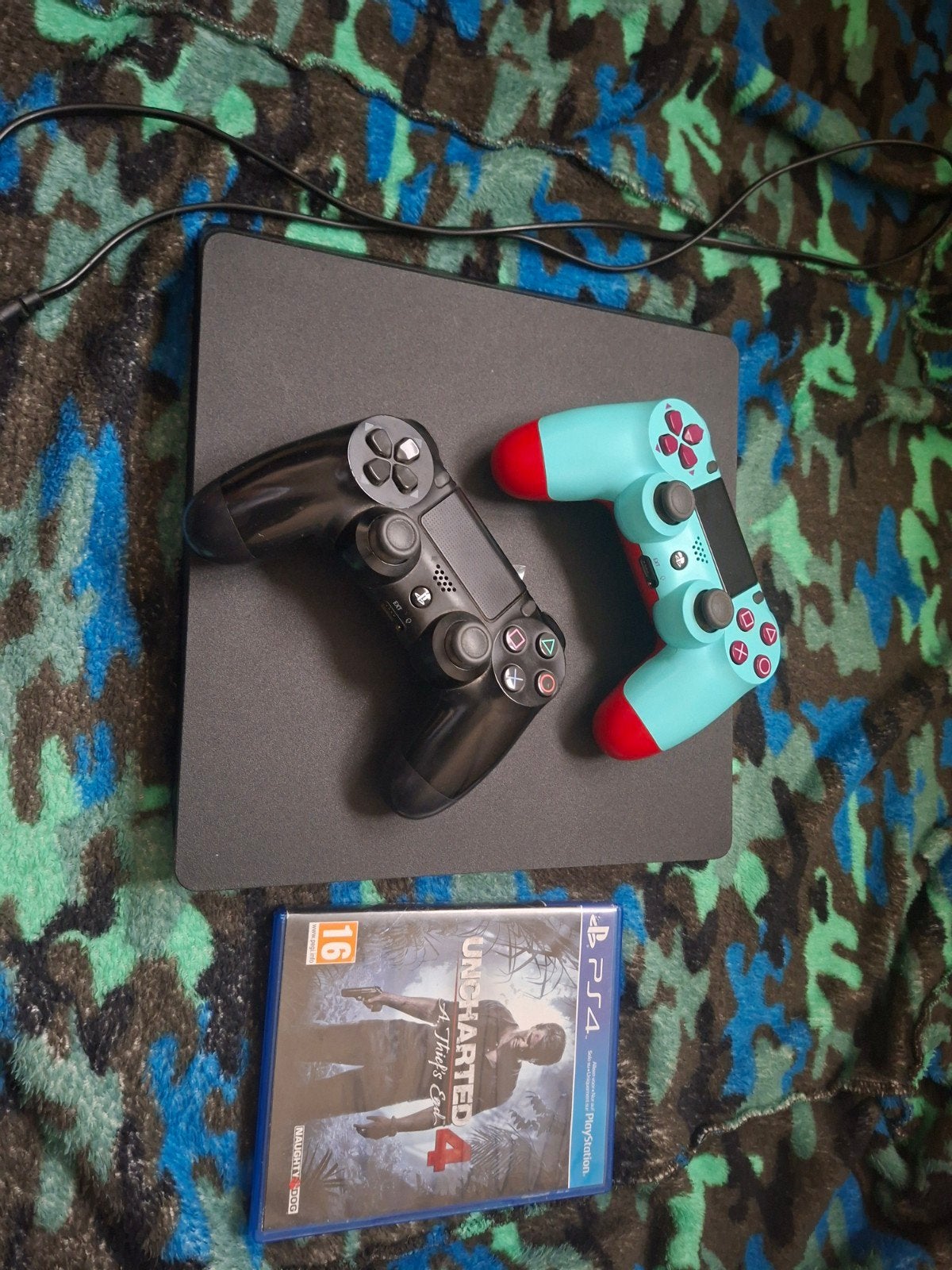 Playstation 4 Slim + Controller en Spel