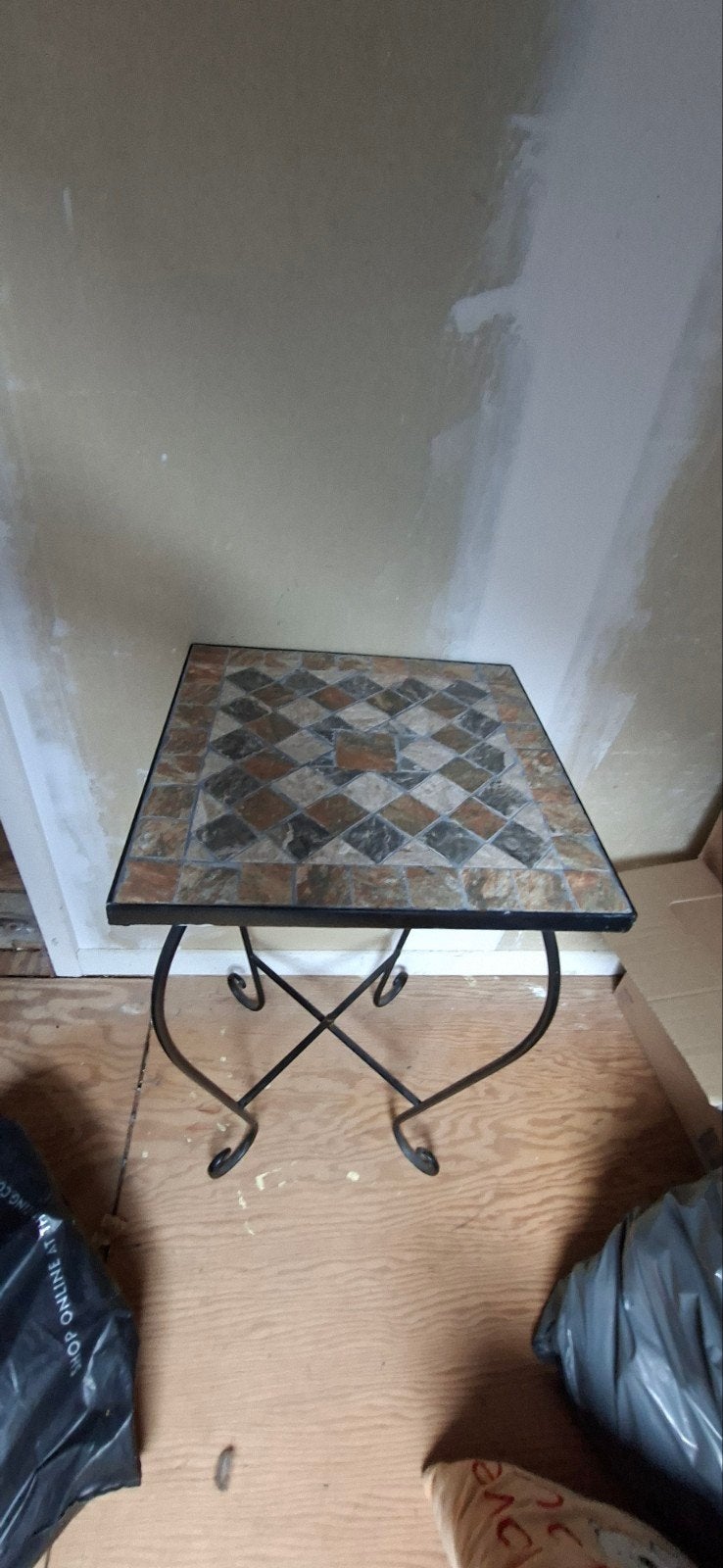 Bijzettafel met stenen blad en metalen onderstel, Minder dan 55 cm, Gebruikt, Vierkant, Rustiek, Mozaïek