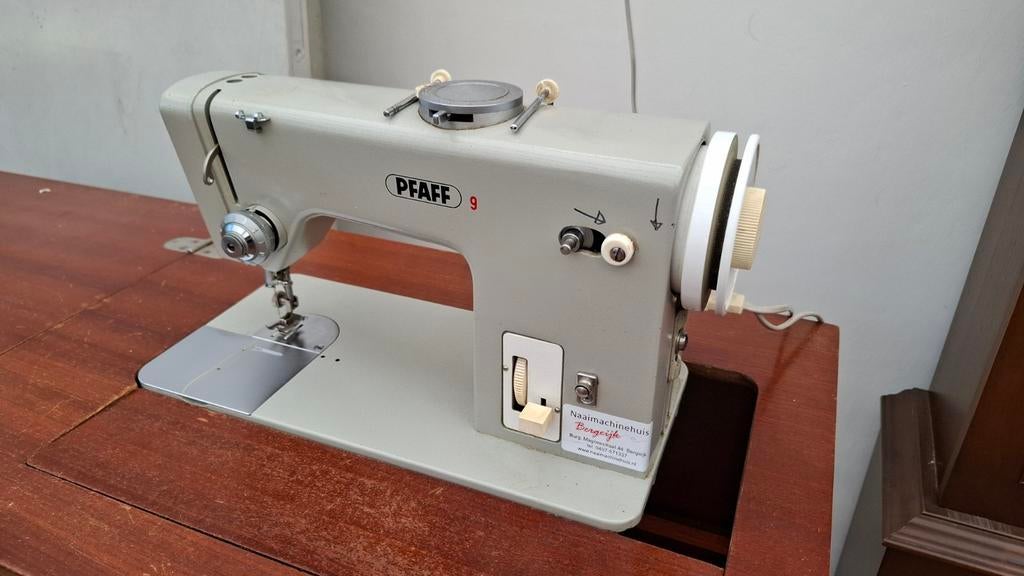 Naaimachine Pfaff 9 op vintage kast, Ophalen