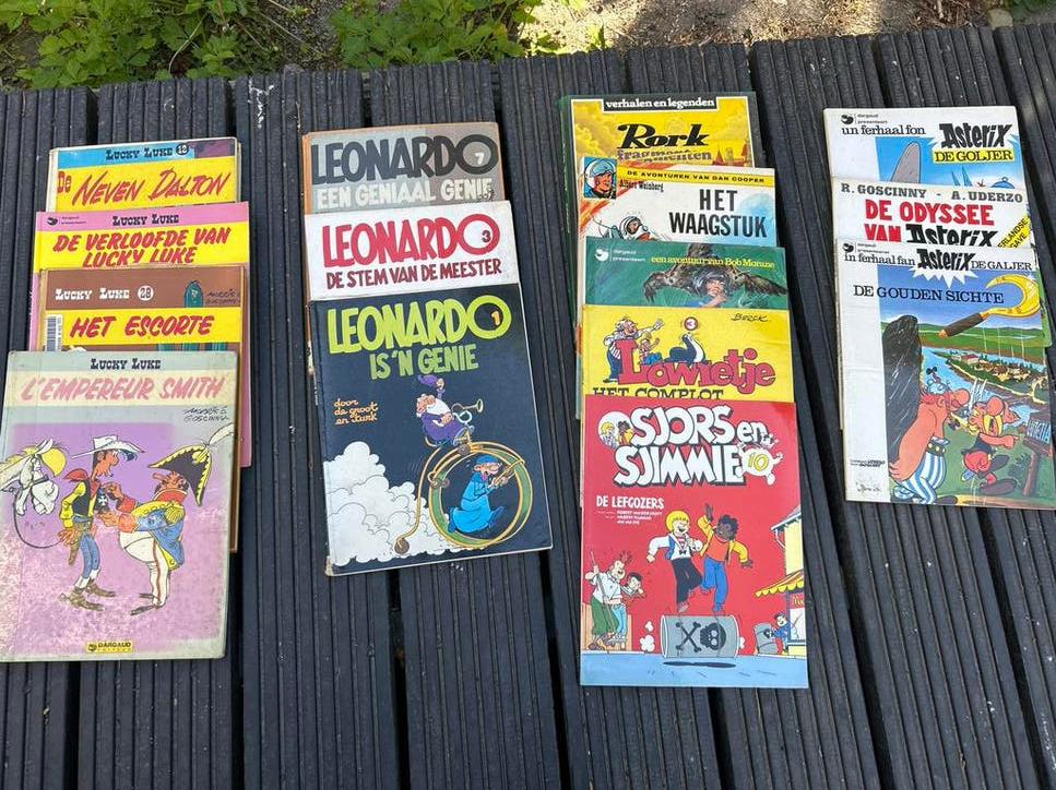 Grote collectie stripboeken: Lucky Luke, Leonardo, Asterix, Meerdere stripboeken, Ophalen of Verzenden, Gelezen