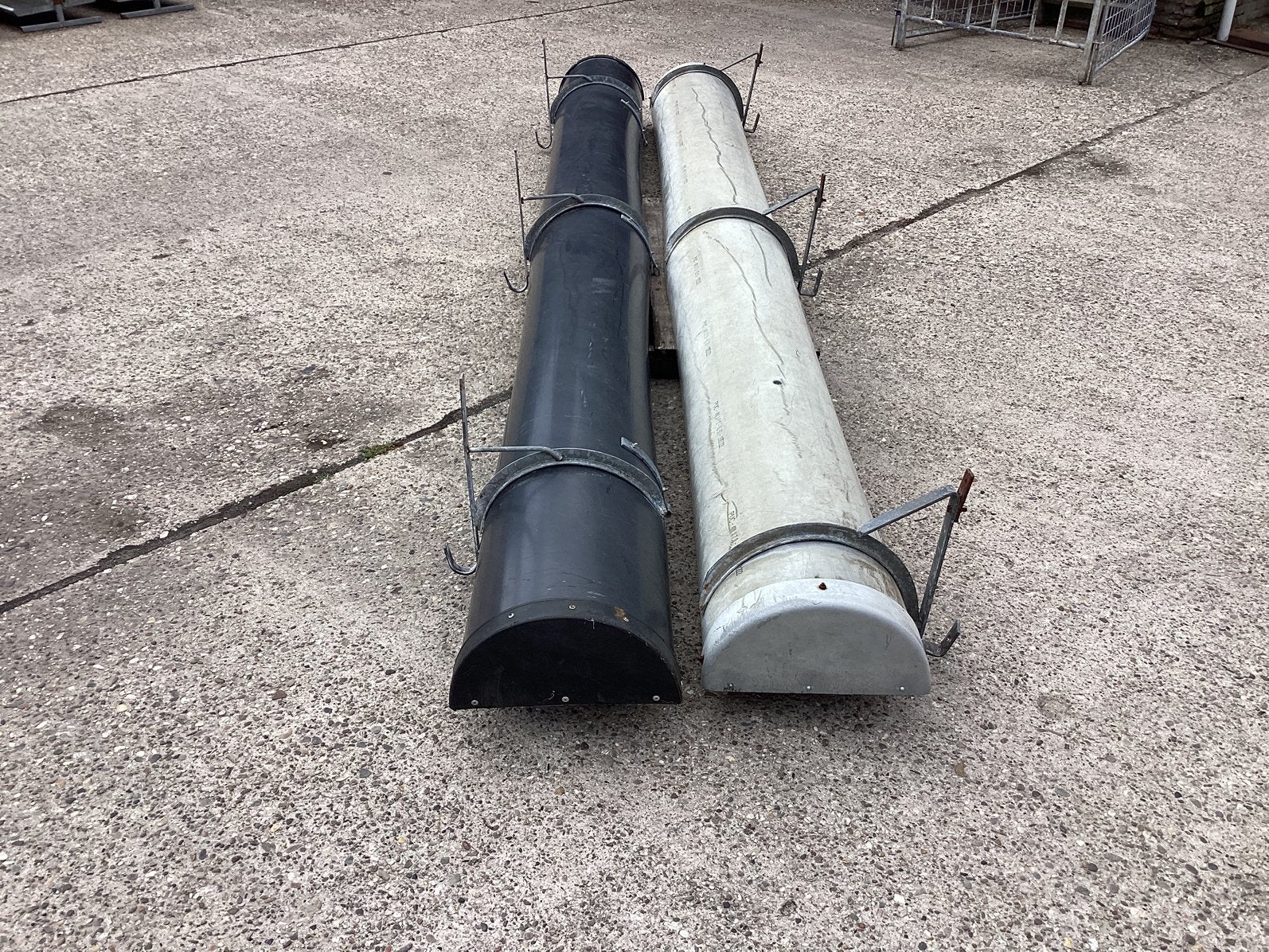 2 PVC  voerbakken met ophangbeugels, Dieren en Toebehoren, Stalling en Weidegang