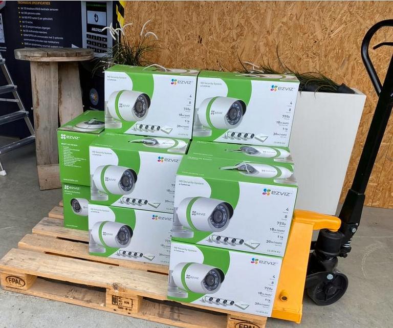 4 Ezviz cameras + recorder met HDD, meekijken via app, Ophalen of Verzenden, Nieuw, Buitencamera