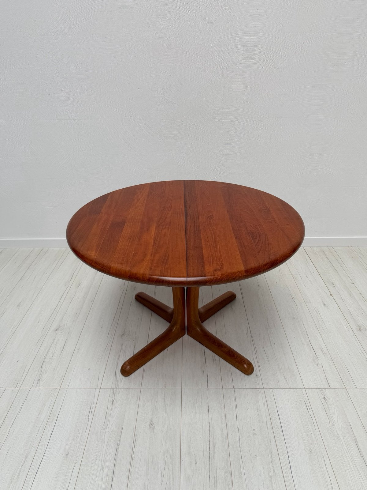 Vintage Deense Teak Ronde Uitschuifbare Eettafel Langeskov, 100 tot 150 cm, Ophalen of Verzenden, Zo goed als nieuw, Vijf personen of meer