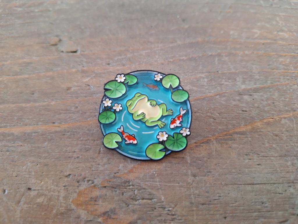 1 pin van een kikker die in het water ligt te koop, Verzamelen, Speldjes, Pins en Buttons, Nieuw, Speldje of Pin, Overige onderwerpen