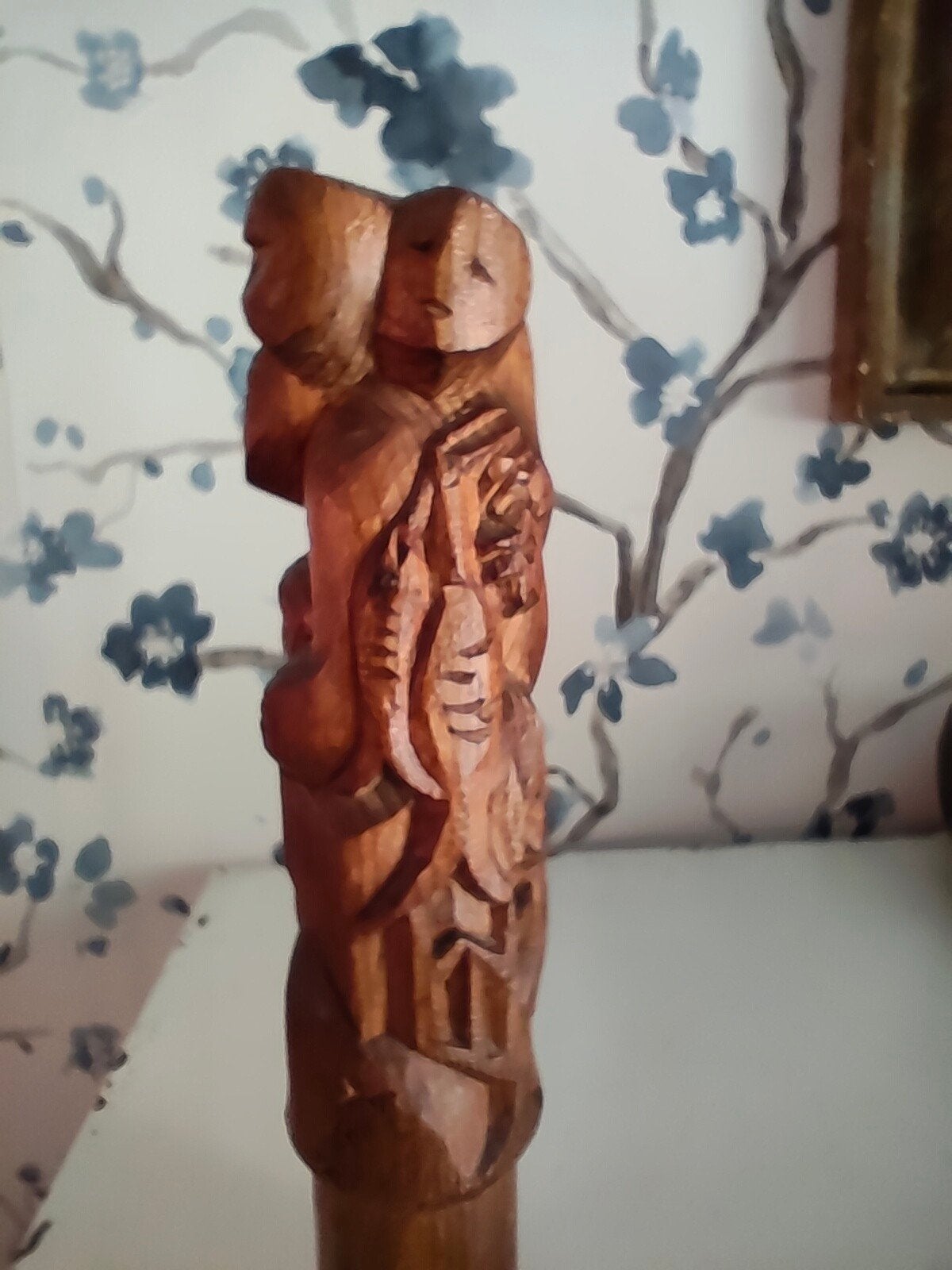 abstract hout beeldje (Amsterdamse school?) met figuren, Ophalen of Verzenden