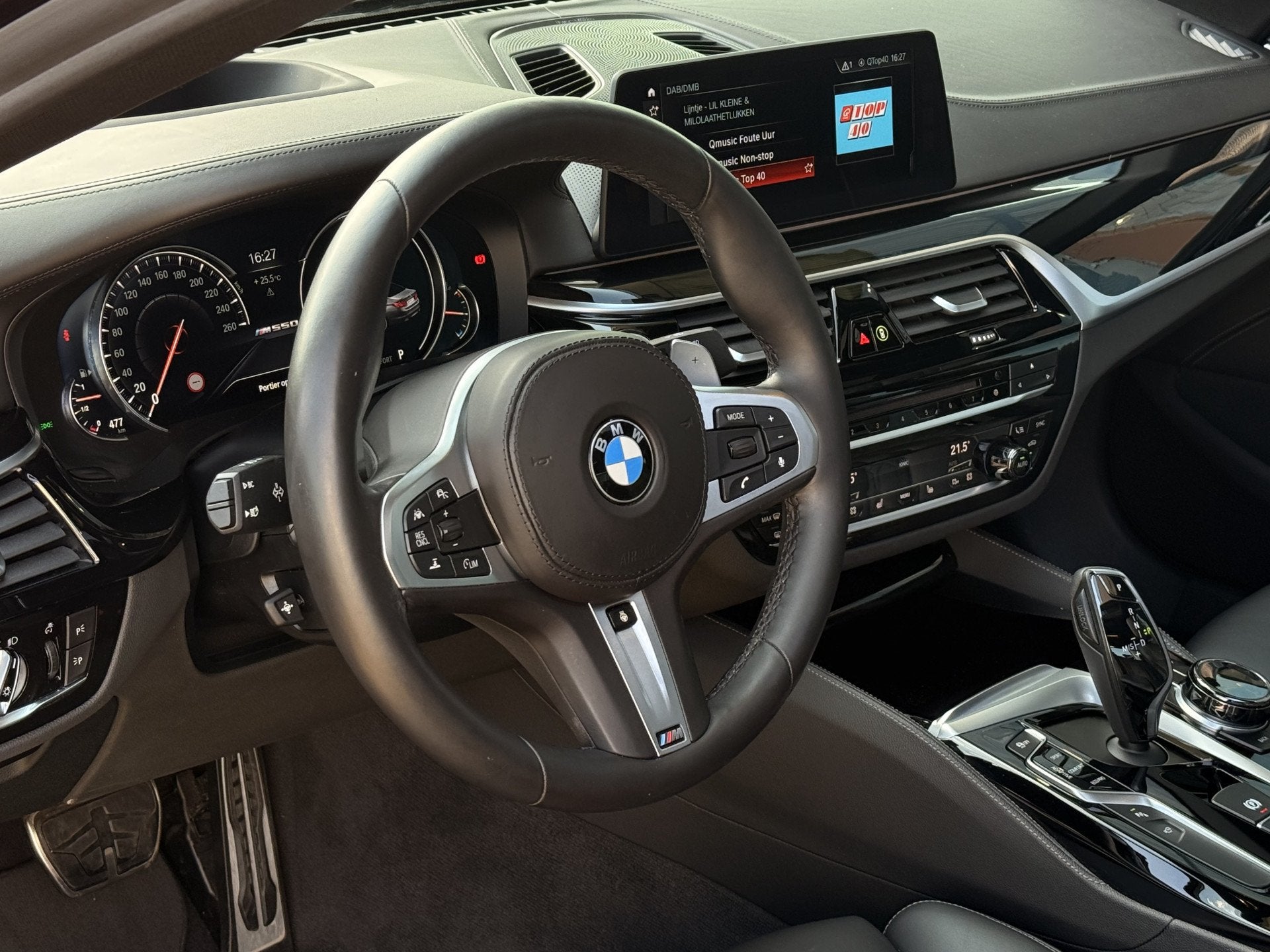 BMW 5 Serie M550i xDrive High Executive | 4WS | Soft-Close |, Automaat, Gebruikt, 4395 cc, Zwart