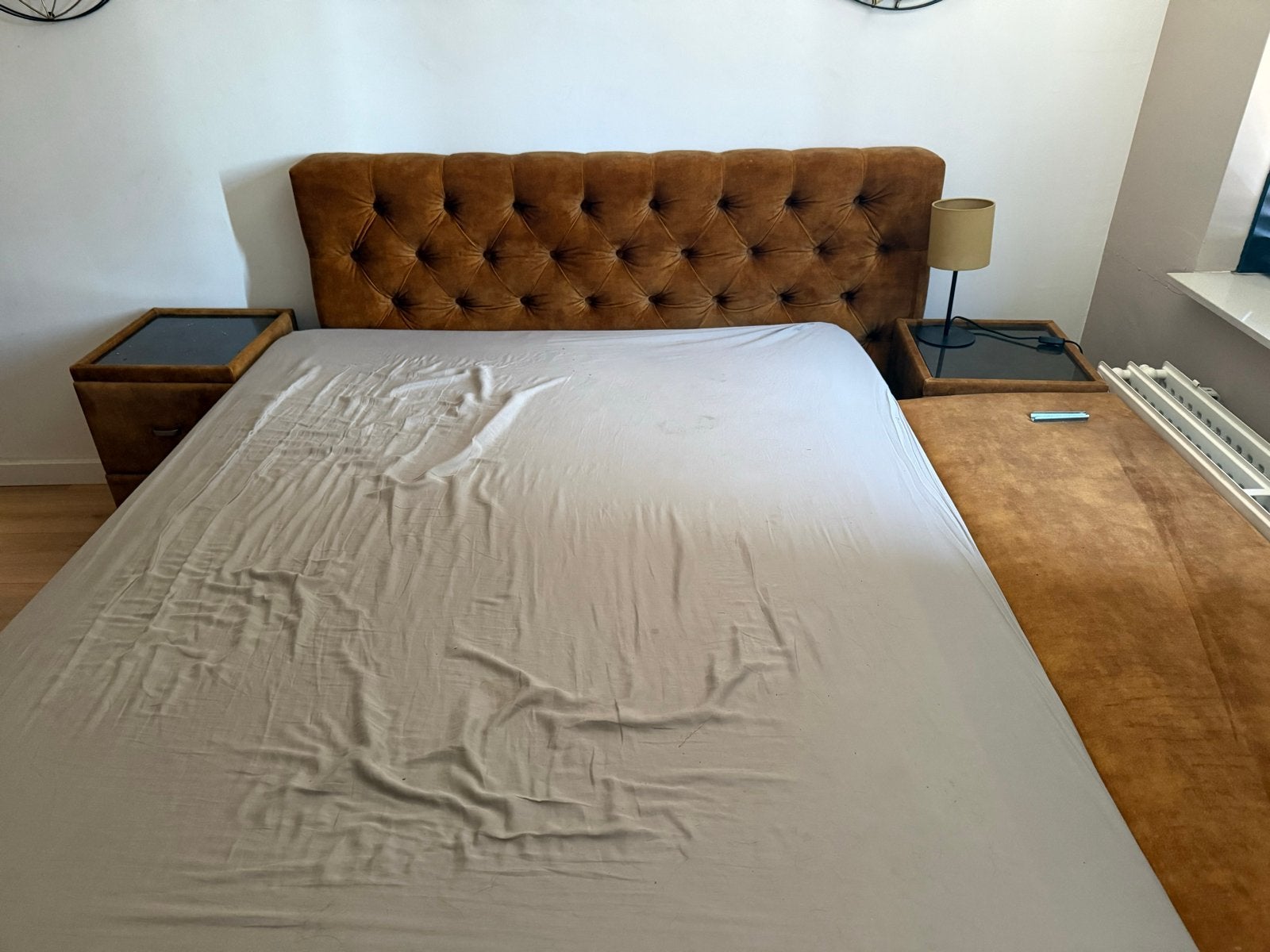 Boxspring 160x200 met matras, nachtkastjes en hoofdbord, Bruin, Tweepersoons, Ophalen of Verzenden, Zo goed als nieuw