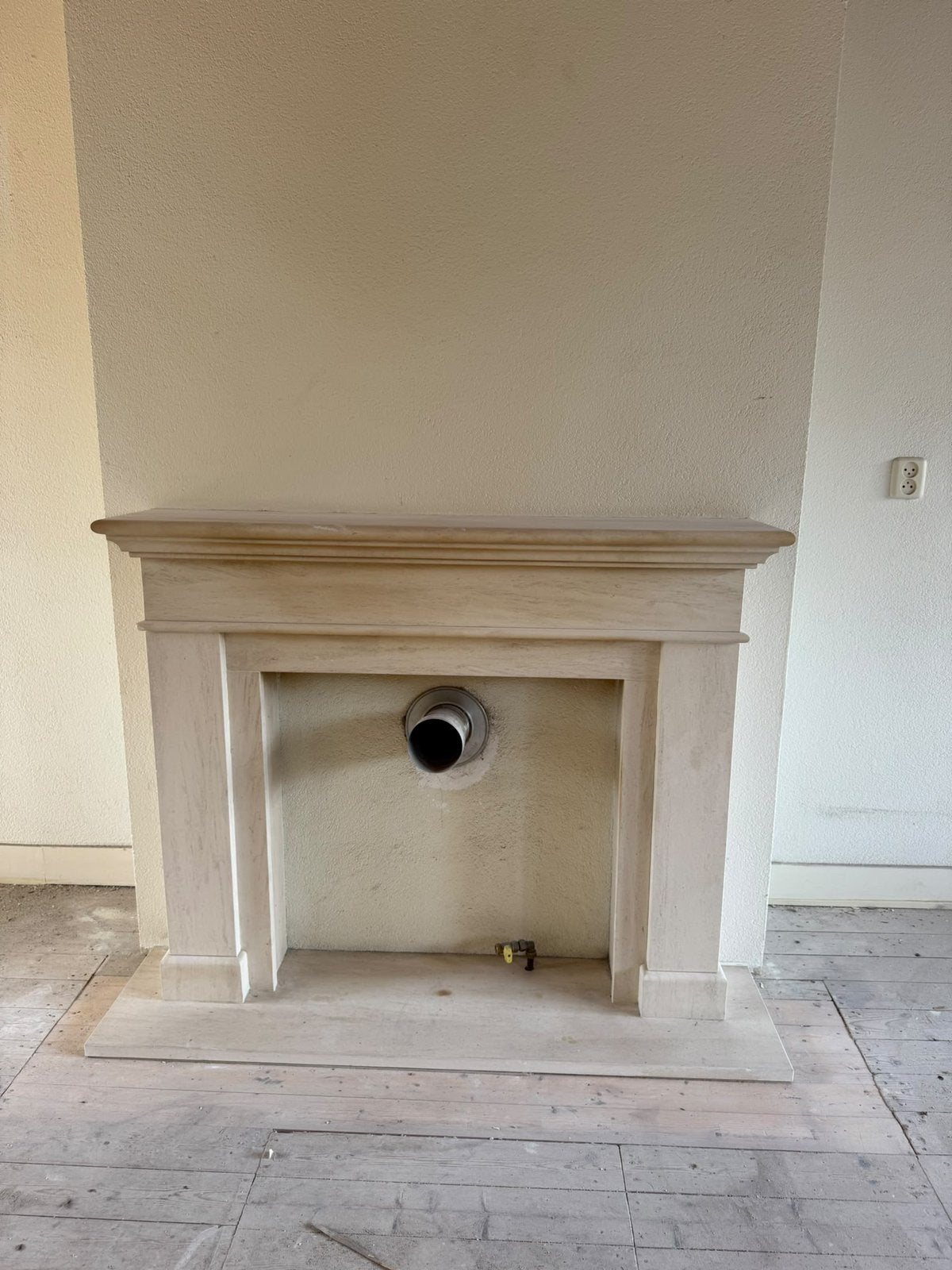Mooie lichte natuurstenen schouw, Ophalen, Gebruikt, Vrijstaande haard