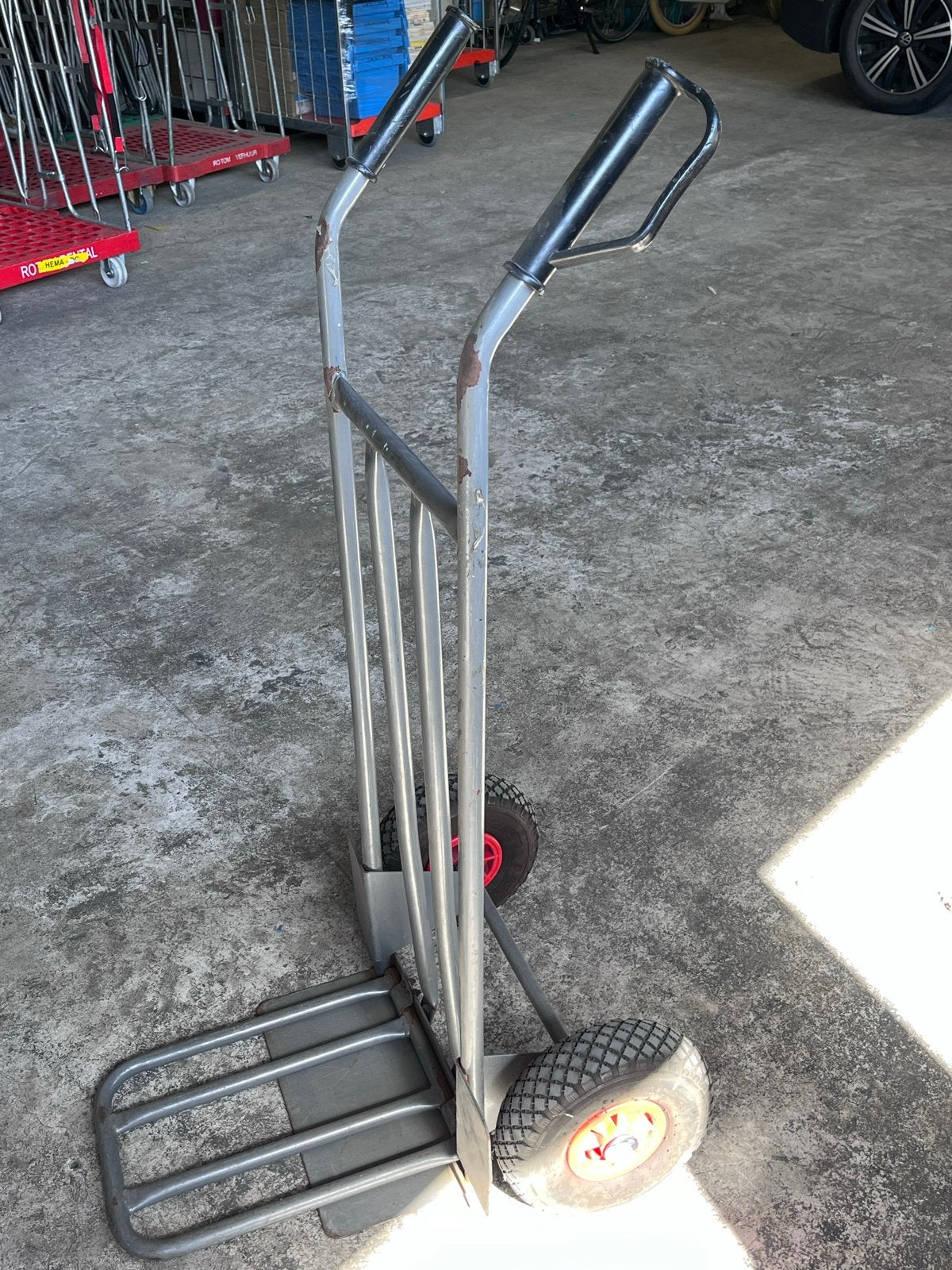 Steekwagen met luchtbanden en opklapbare schep, Doe-het-zelf en Verbouw, Transportwagens, Ophalen, Gebruikt, Steekwagen