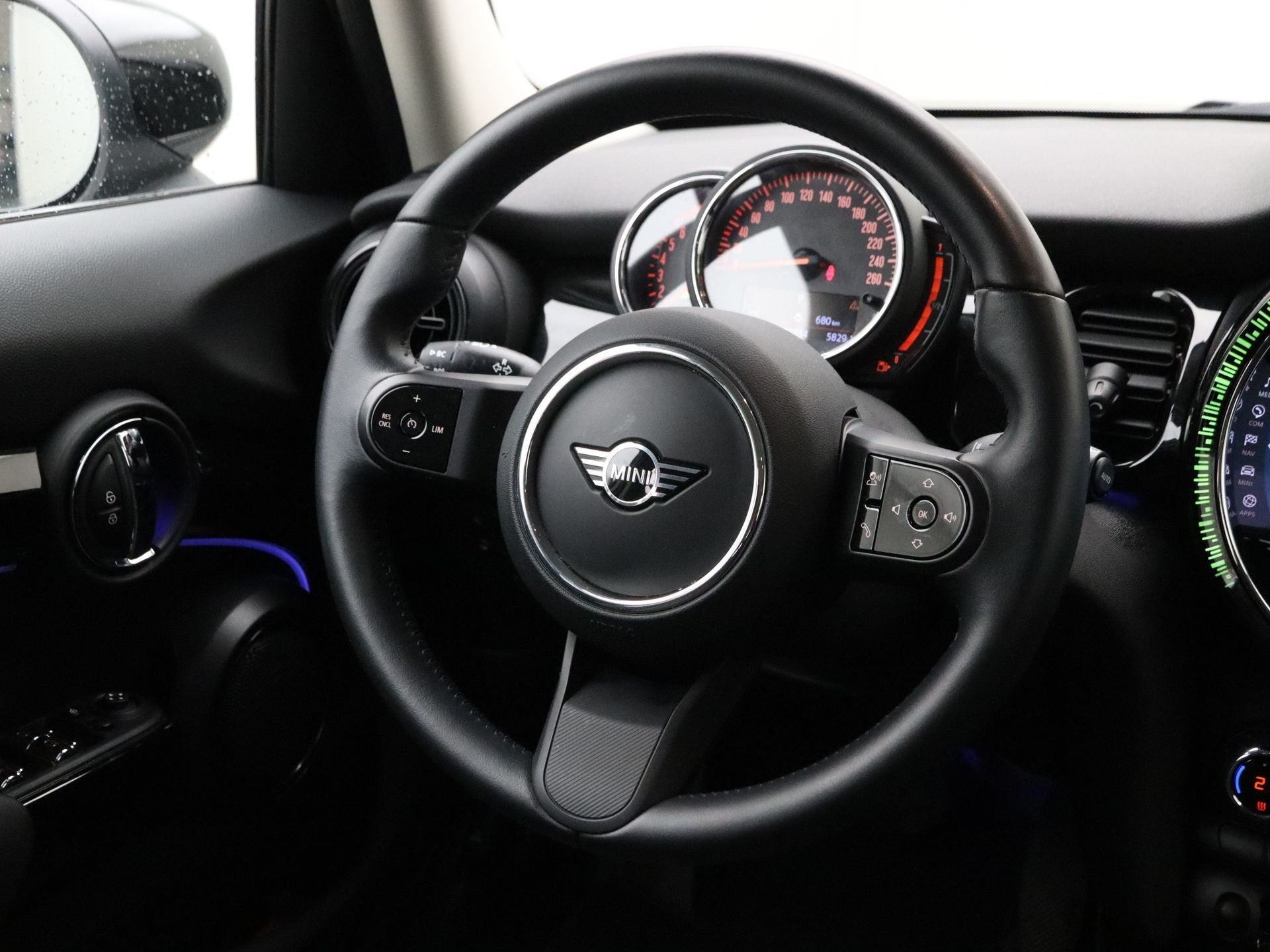 MINI 5-deurs Cooper Essential Aut. (bj 2023, automaat), Auto's, Gebruikt, Met garantie (alle), Origineel Nederlands, Bedrijf
