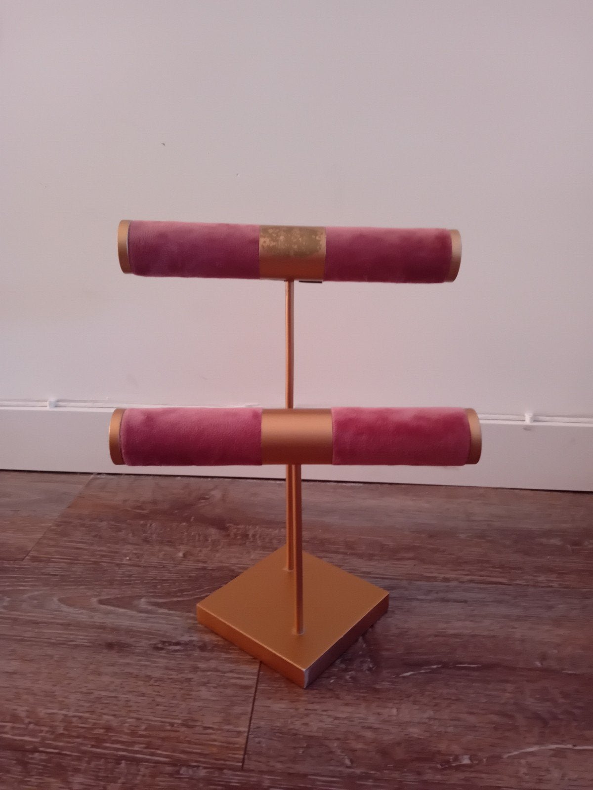 Roze fluwelen sieradenstandaard met gouden accenten, Ophalen of Verzenden, Gebruikt