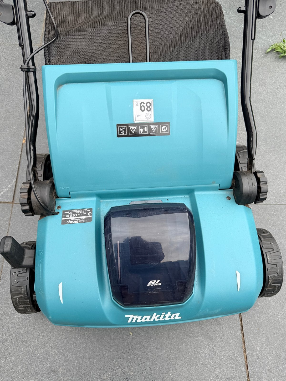 Makita accu verticuteermachine DUV320 - ZONDER ACCU, Ophalen, Zo goed als nieuw, 30 t/m 39 cm, Opvangzak