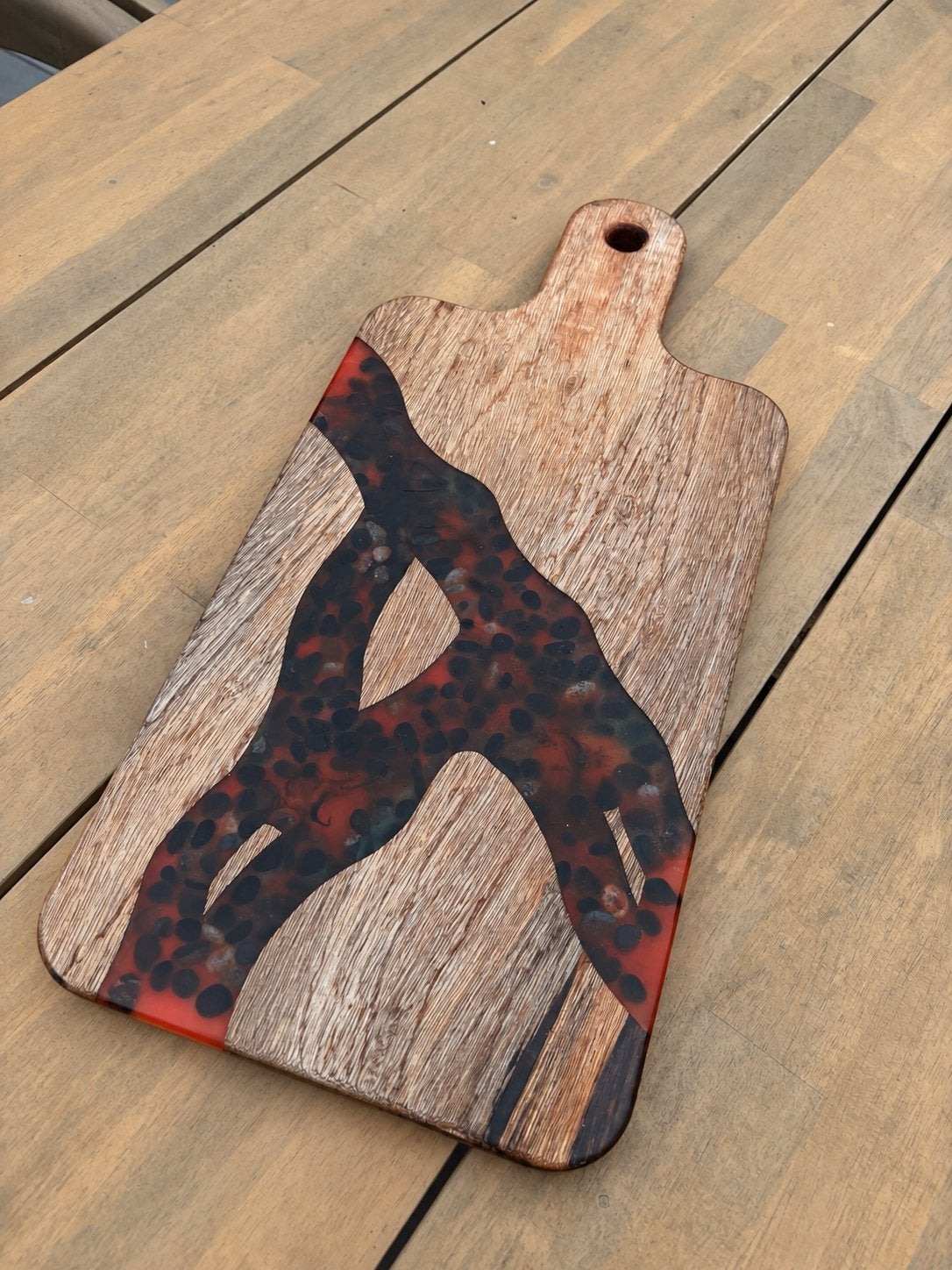 Luxe mahonie borrelplank met rood/oranje epoxy rivier, Hout, Snij-/serveerplank, Nieuw, Ophalen of Verzenden