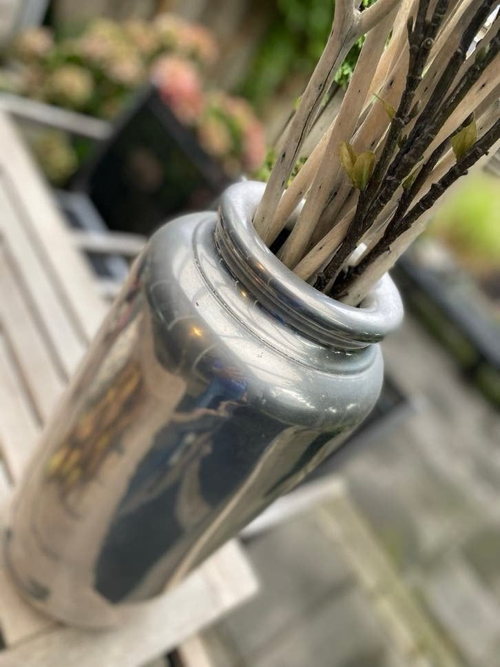 Grote zilverkleurige vaas met decoratieve takken, Gebruikt, Ophalen of Verzenden, Metaal, Geschikt voor droogbloemen