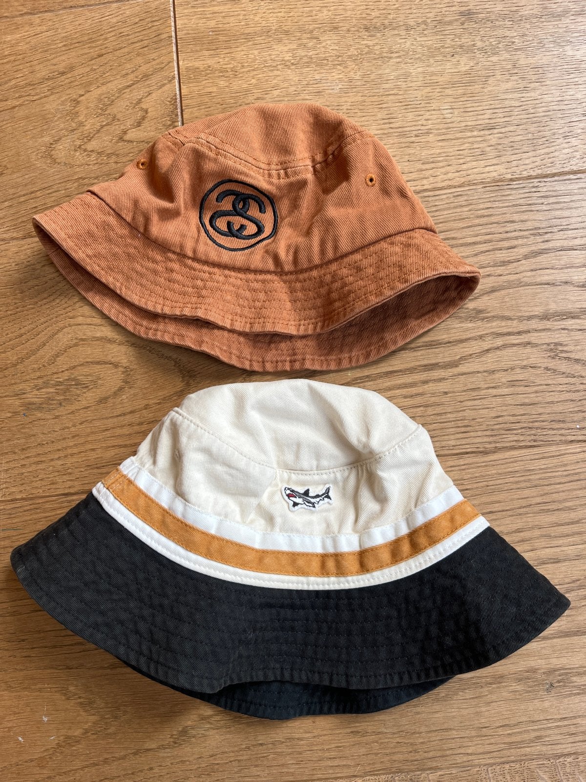 Stussy en Dark Seas Bucket Hats, Ophalen of Verzenden, Gebruikt