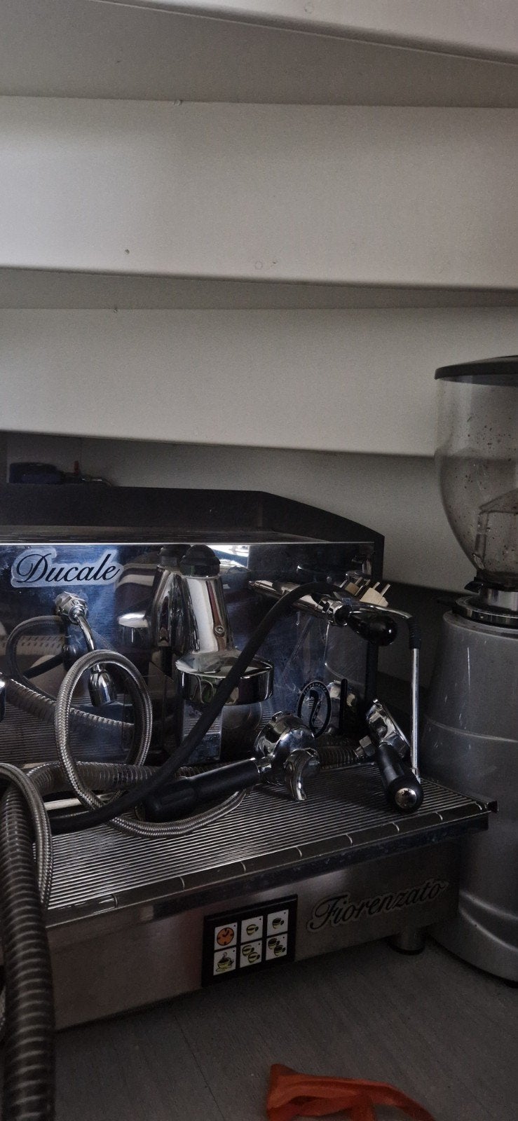 Professionele Ducale espressomachine met Fiorenzato molen, Witgoed en Apparatuur, Koffiezetapparaten, Stoompijpje, Gebruikt, Espresso apparaat