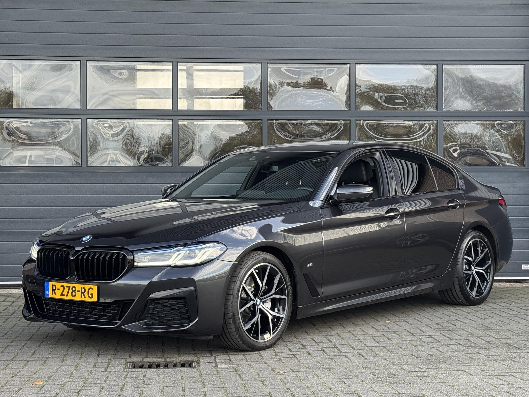 BMW 5-SERIE 520i BUSINESS EDITION PLUS I M SPORT I SCHUIFDAK, Auto's, Automaat, 1998 cc, Achterwielaandrijving, Gebruikt