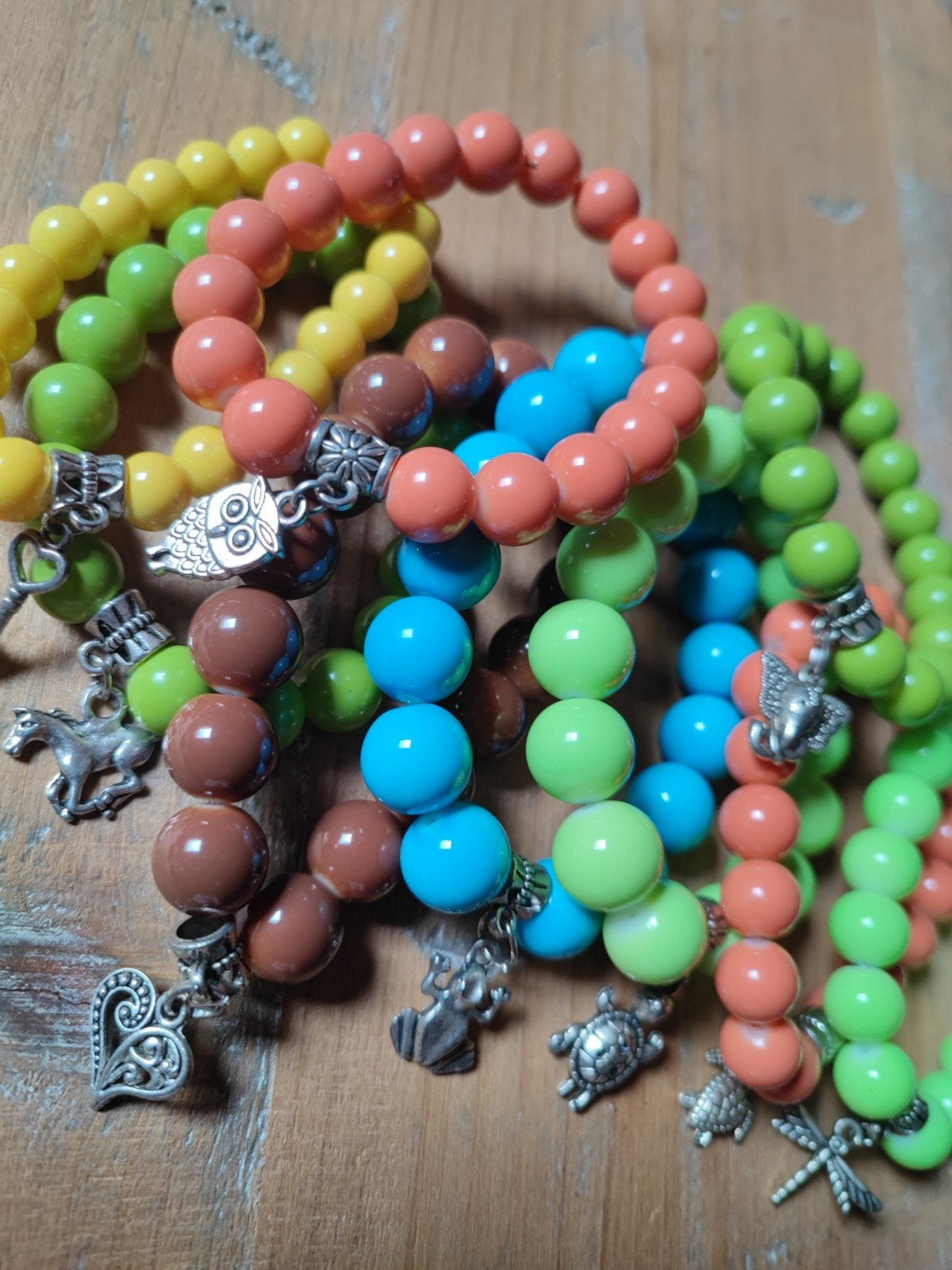 Partij nieuwe armbanden met glaskralen en bedels, Verzenden, Nieuw