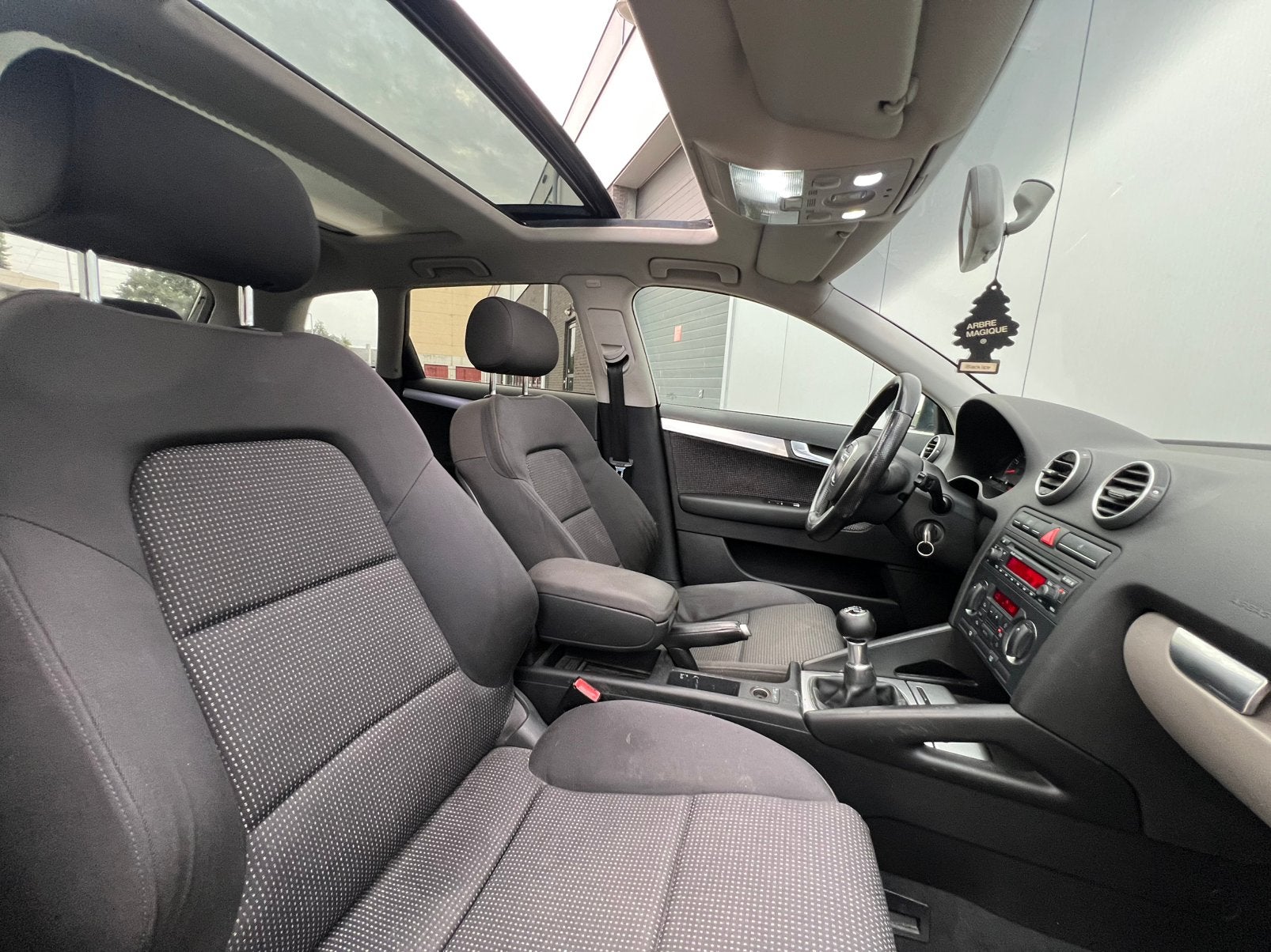 Luxe Audi A3 1.6 Sportback 102PK Grijs/PanoramaDak/NieuweAPK, Dealer onderhouden, Stof, 4 cilinders, Handgeschakeld