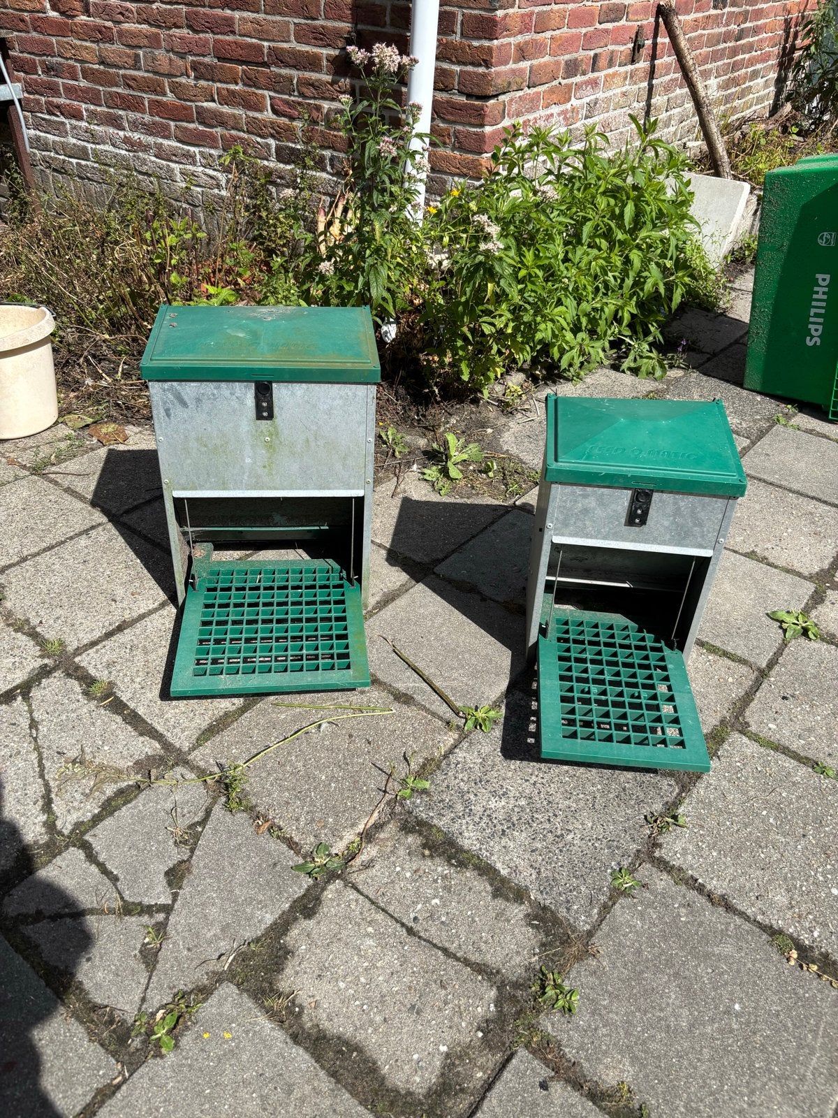 Kippevoer autmaat, Ophalen, Gebruikt, Drinken en Voederen