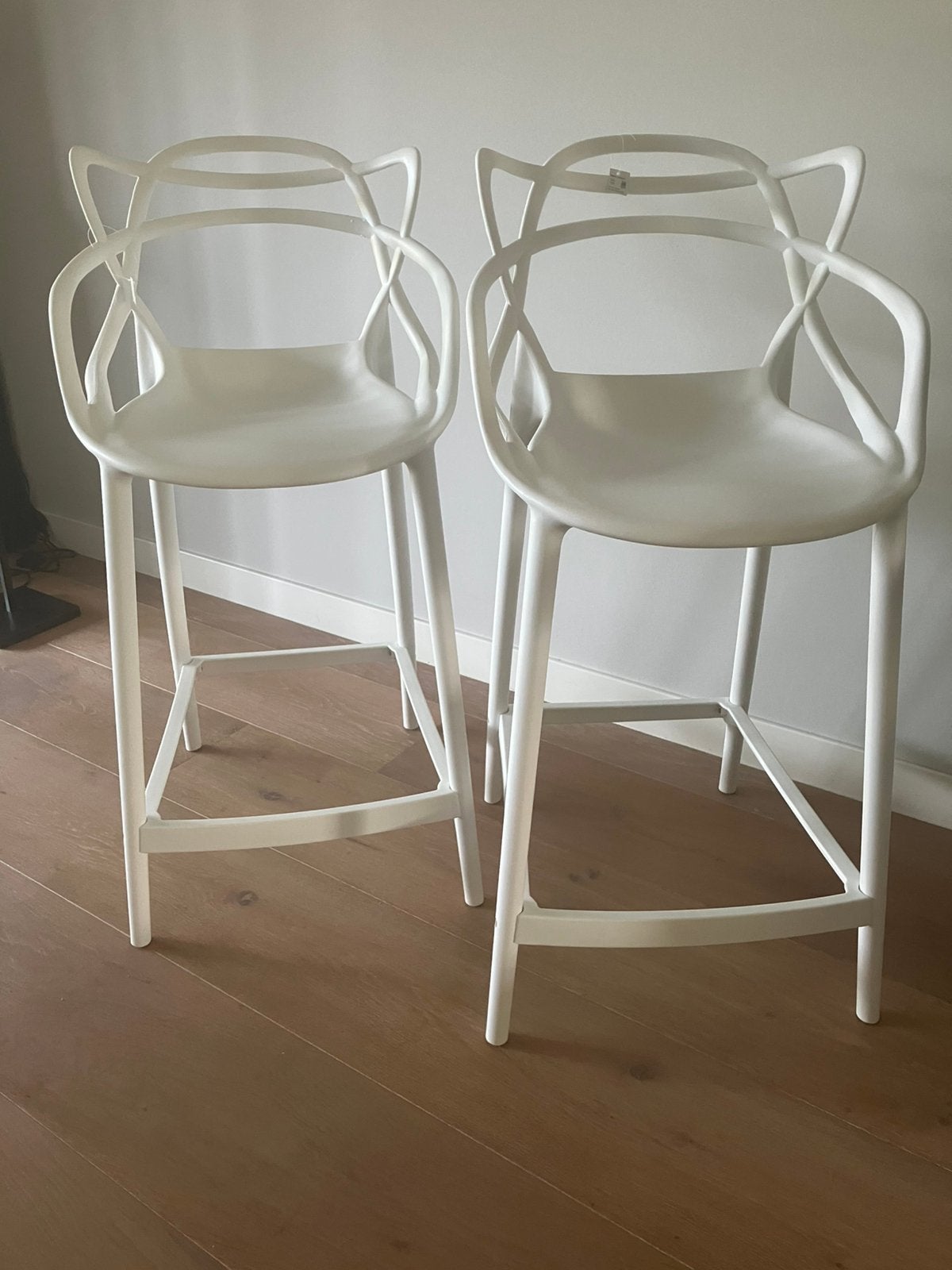 2 Mooie nieuwe witte design krukken, Huis en Inrichting, Barkrukken, Kunststof, Met voetsteun, 60 tot 90 cm, Nieuw