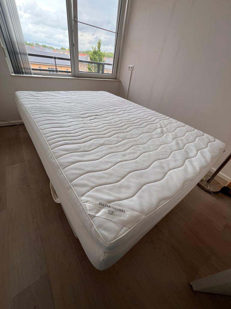 Bed + matras 140x200 cm, Huis en Inrichting, Ophalen, 140 cm, Zo goed als nieuw, Twijfelaar