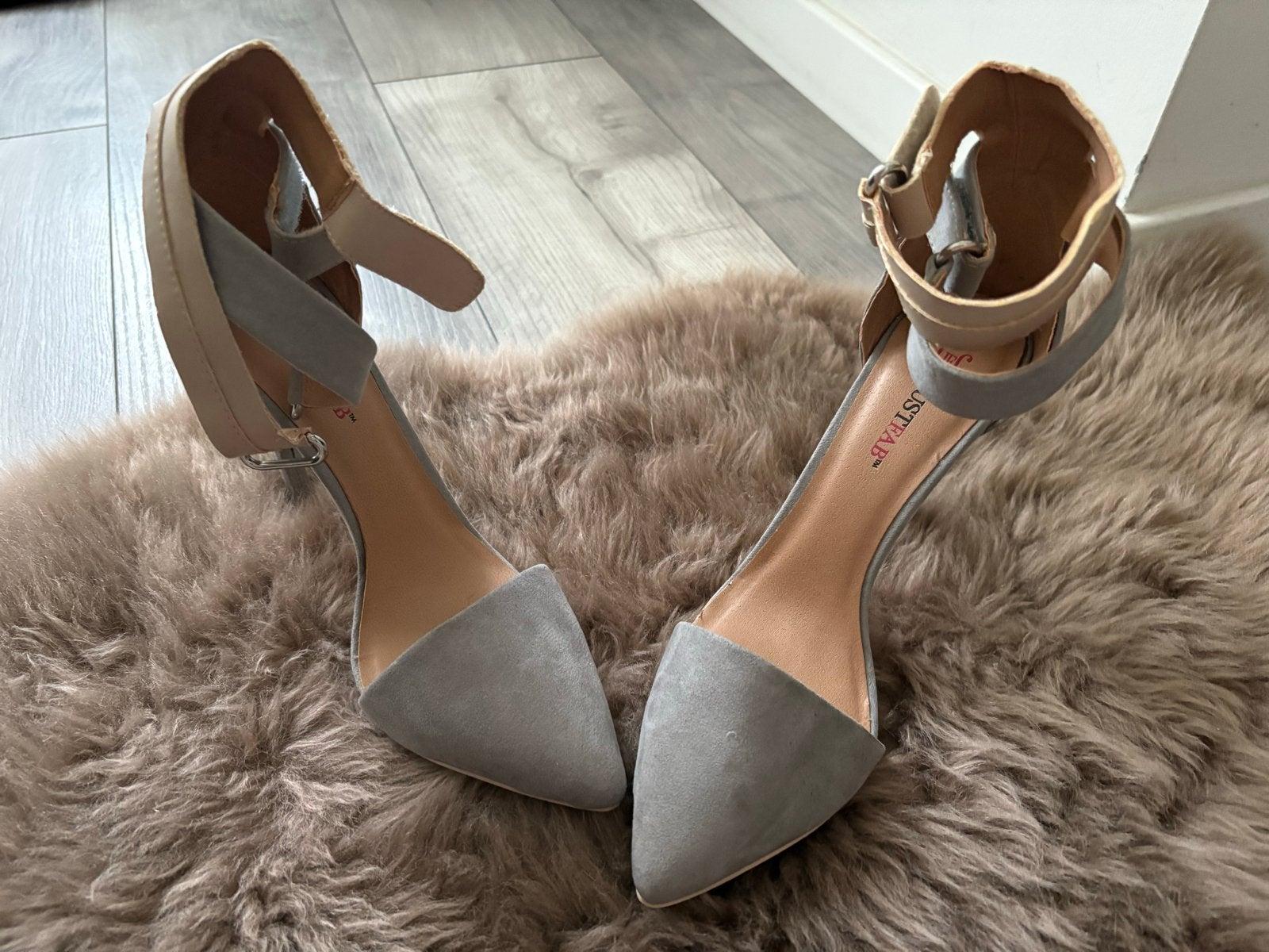 Grijze JustFab pumps met enkelbandje, maat 37.5, Kleding | Dames, Ophalen of Verzenden, Zo goed als nieuw, Grijs, Pumps