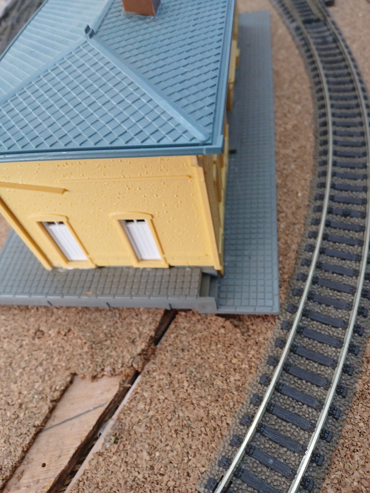 Mooi geel station voor modelspoorbaan, Ophalen of Verzenden, Gebruikt, Brug, Tunnel of Gebouw