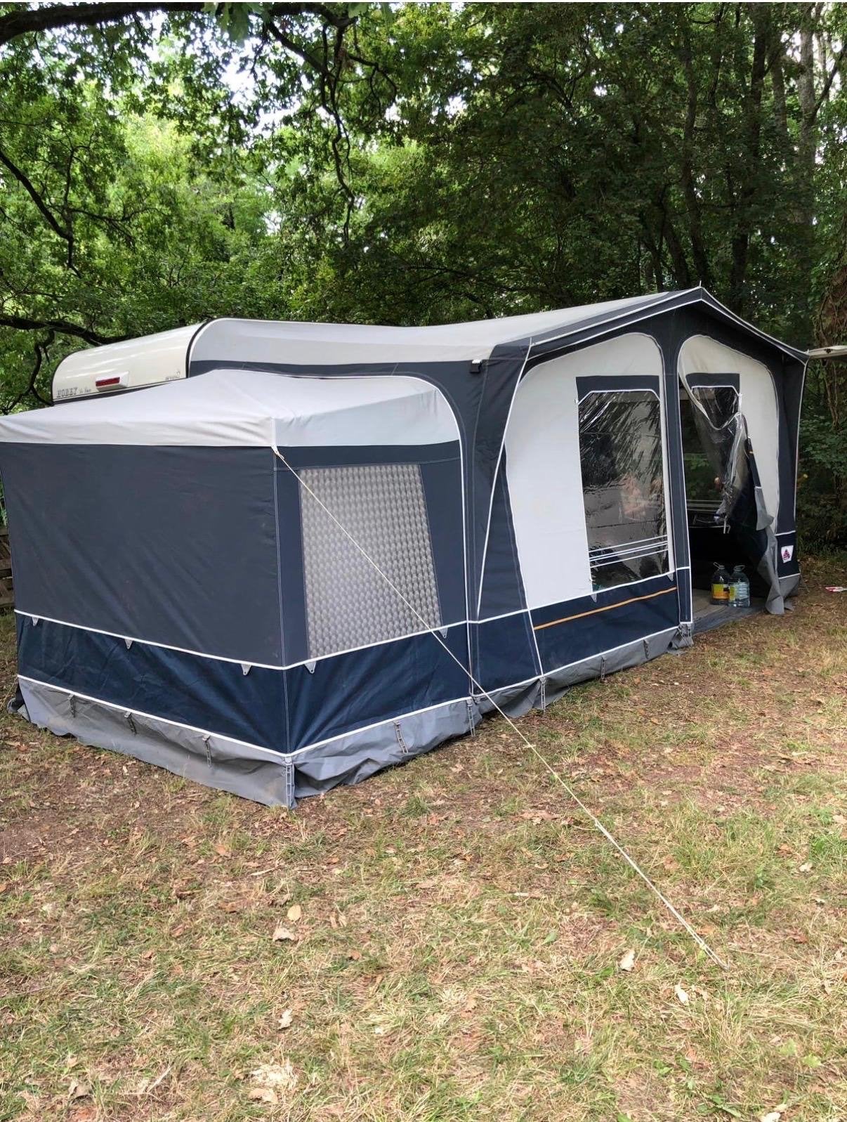 Een leuke Chateau caravan met voortent en zijtent., Chateau, Rondzit, Omvormbare zithoek, 750 - 1000 kg