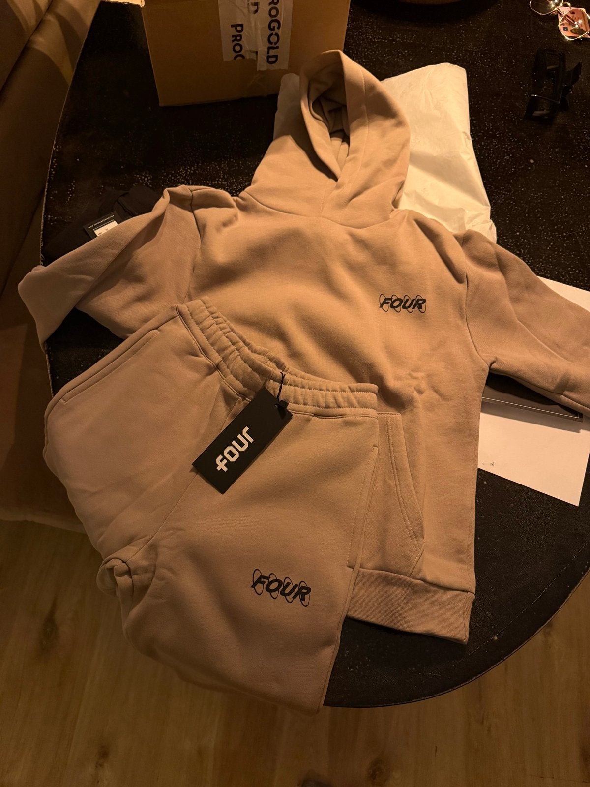FOUR Kids Hoodie & Joggingbroek Set + Tshirt- Khaki, Ophalen of Verzenden, Nieuw, Jongen of Meisje