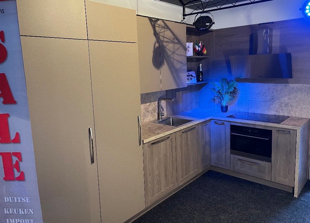 Showroomkeuken Goudbeige met Eiken natuur 330 X 185 CM NIEUW, Huis en Inrichting, Ophalen, Overige kleuren, Hoekkeuken, Nieuw
