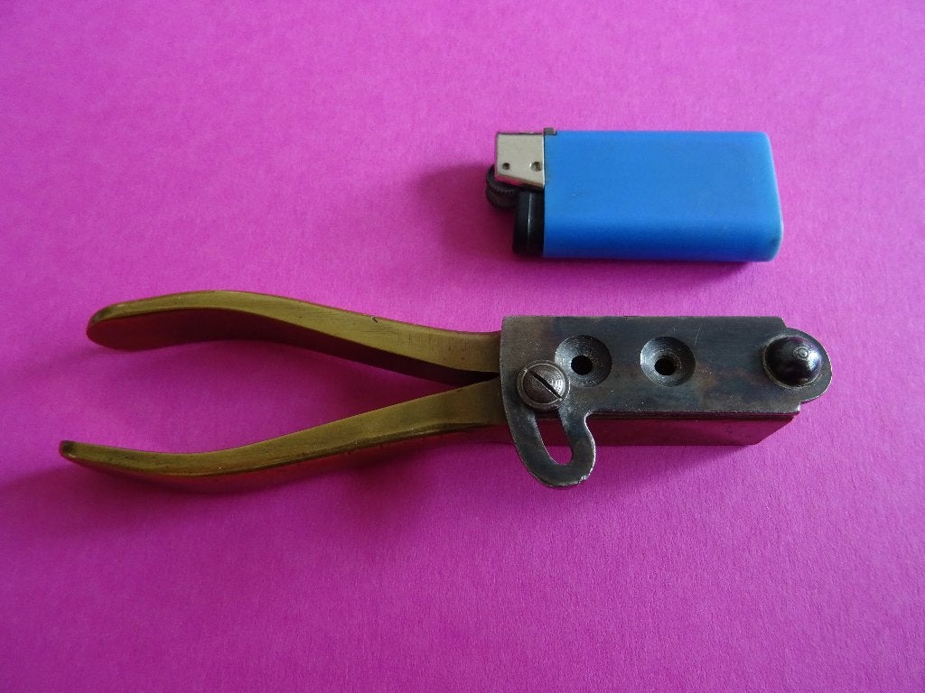 ANTIEKE KOGELTANG GIETTANG VOOR KOGEL PISTOOL  GEWEER, Verzamelen, Militaria | Algemeen, Ophalen of Verzenden, Overige soorten