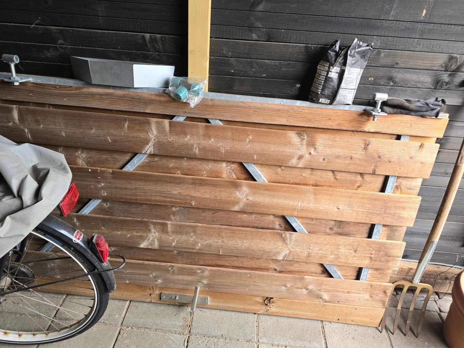 Nette houten poort met stalen frame, slot en hengen, Ophalen, Met poort, Gebruikt, Tuinhek