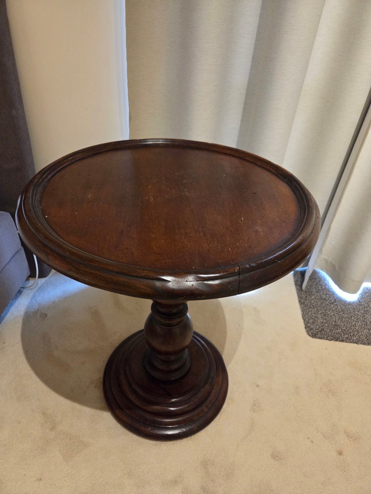 Ronde bijzettafel van massief hout - 67cm doorsnede, Antiek en Kunst, Antiek | Meubels | Tafels, Ophalen