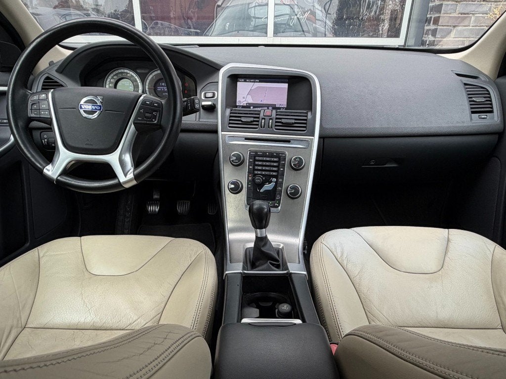 Volvo XC60 2.4 D5 AWD SUMMUM NAVI - LEDER - AFN. TREKH. ORG., 197 €/maand, Vierwielaandrijving, SUV of Terreinwagen, Zilver of Grijs