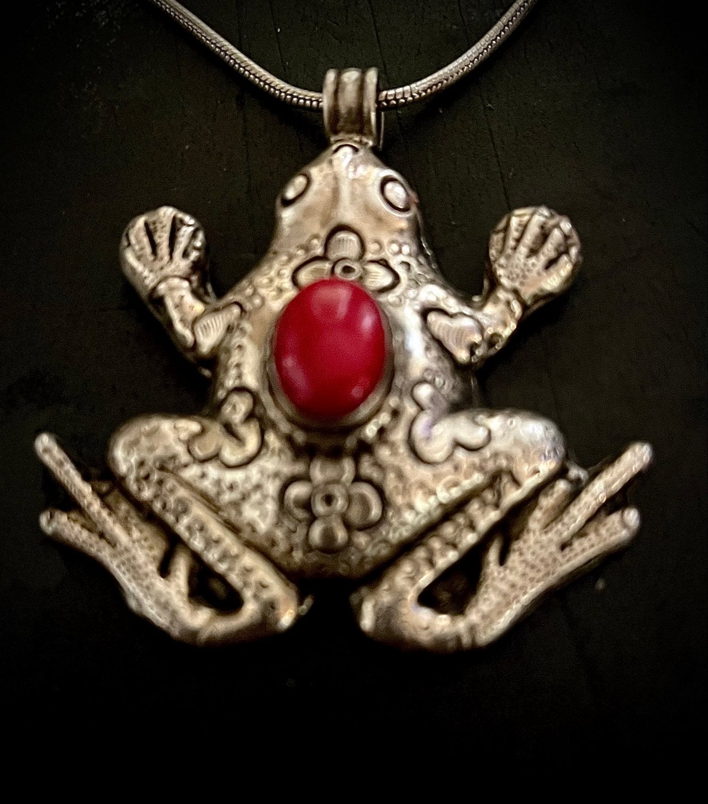 Zilveren Hanger met Rood Koraal - Kikker Design, Gebruikt, Verzenden, Met edelsteen, Rood